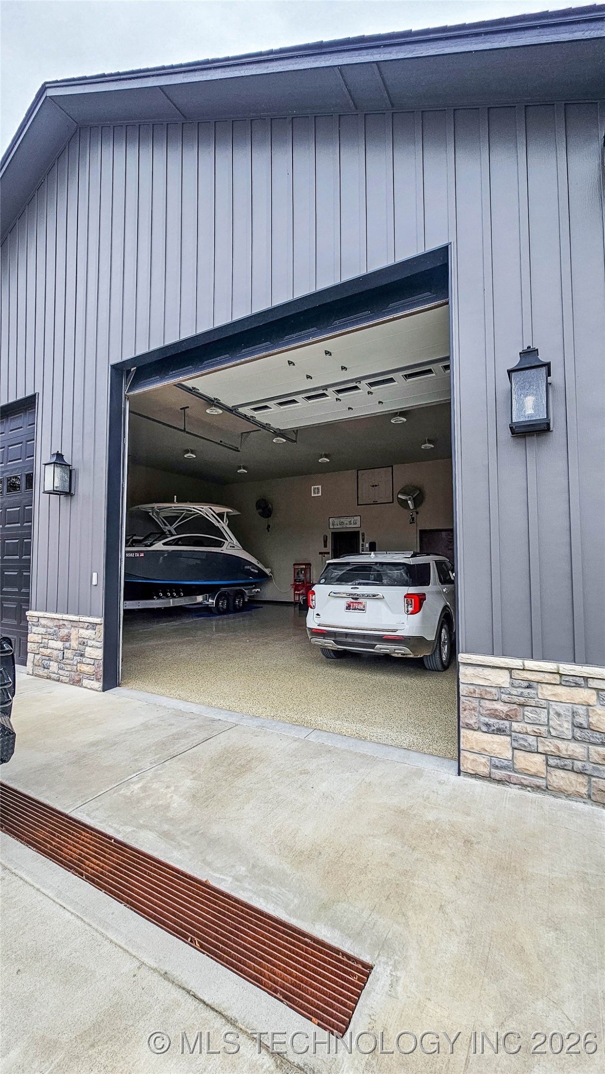 417188 Mockingbird Lane Property Photo 10