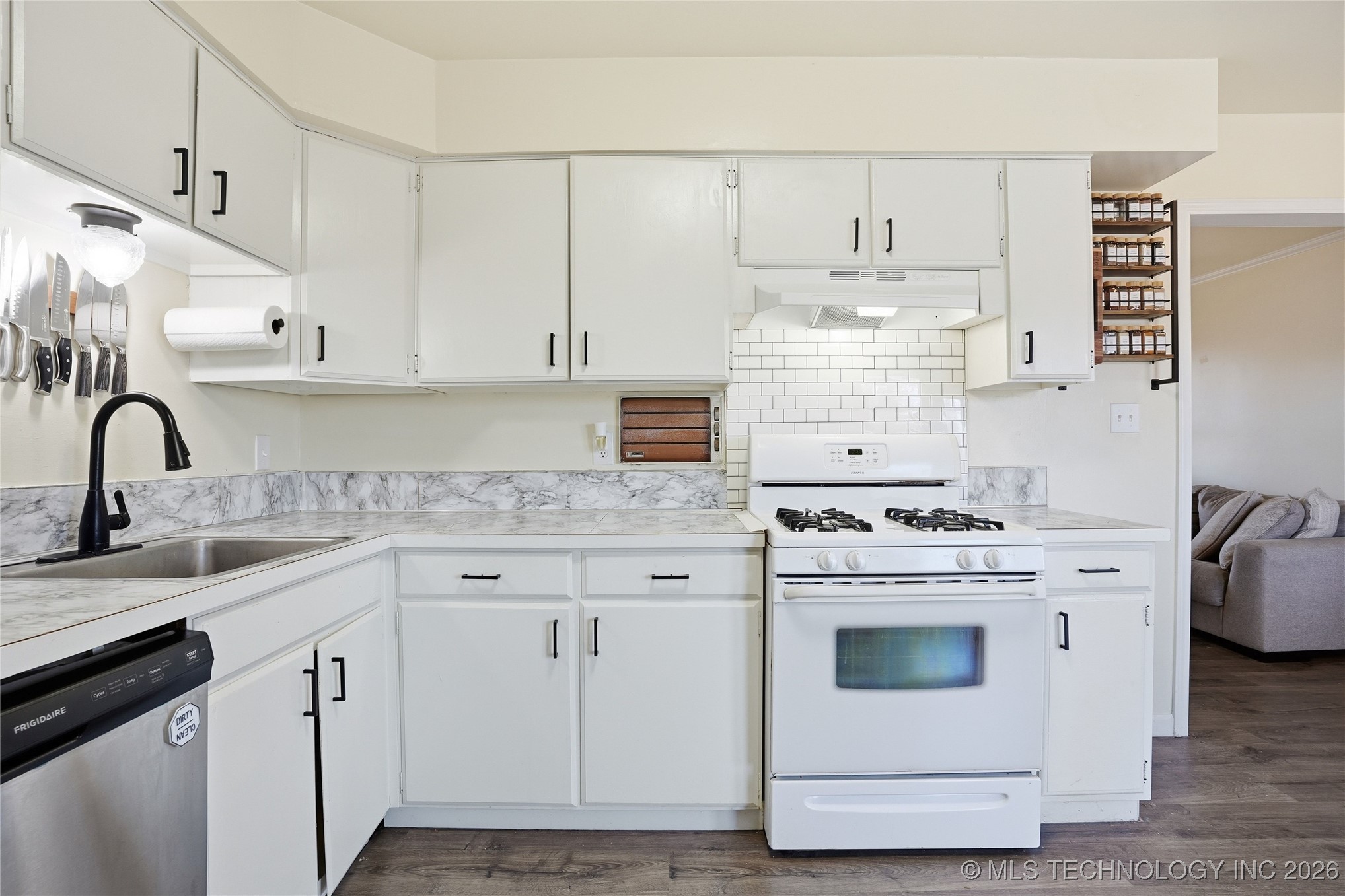 105 W 32nd Street Property Photo 15