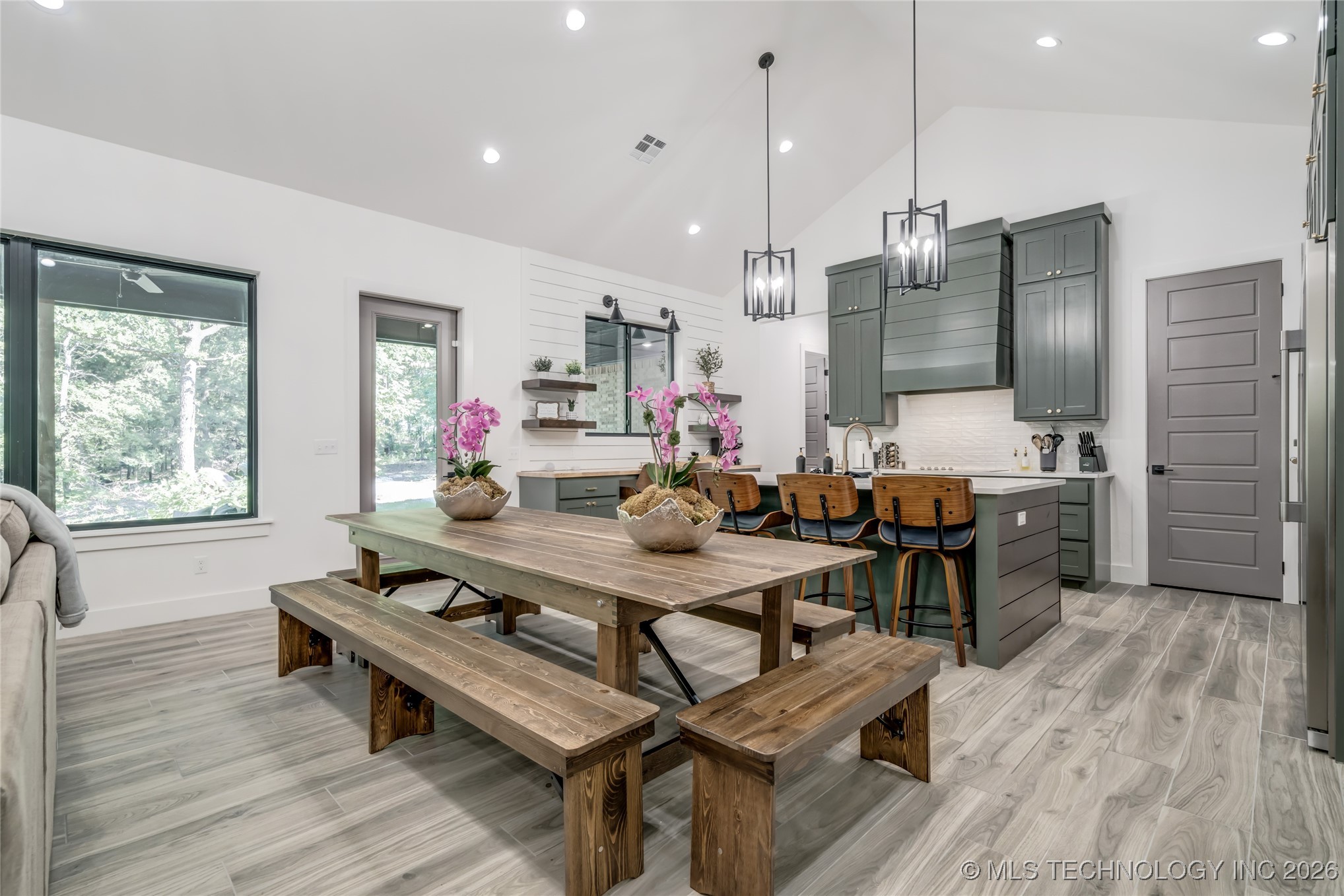 118289 S 4215 Property Photo 4