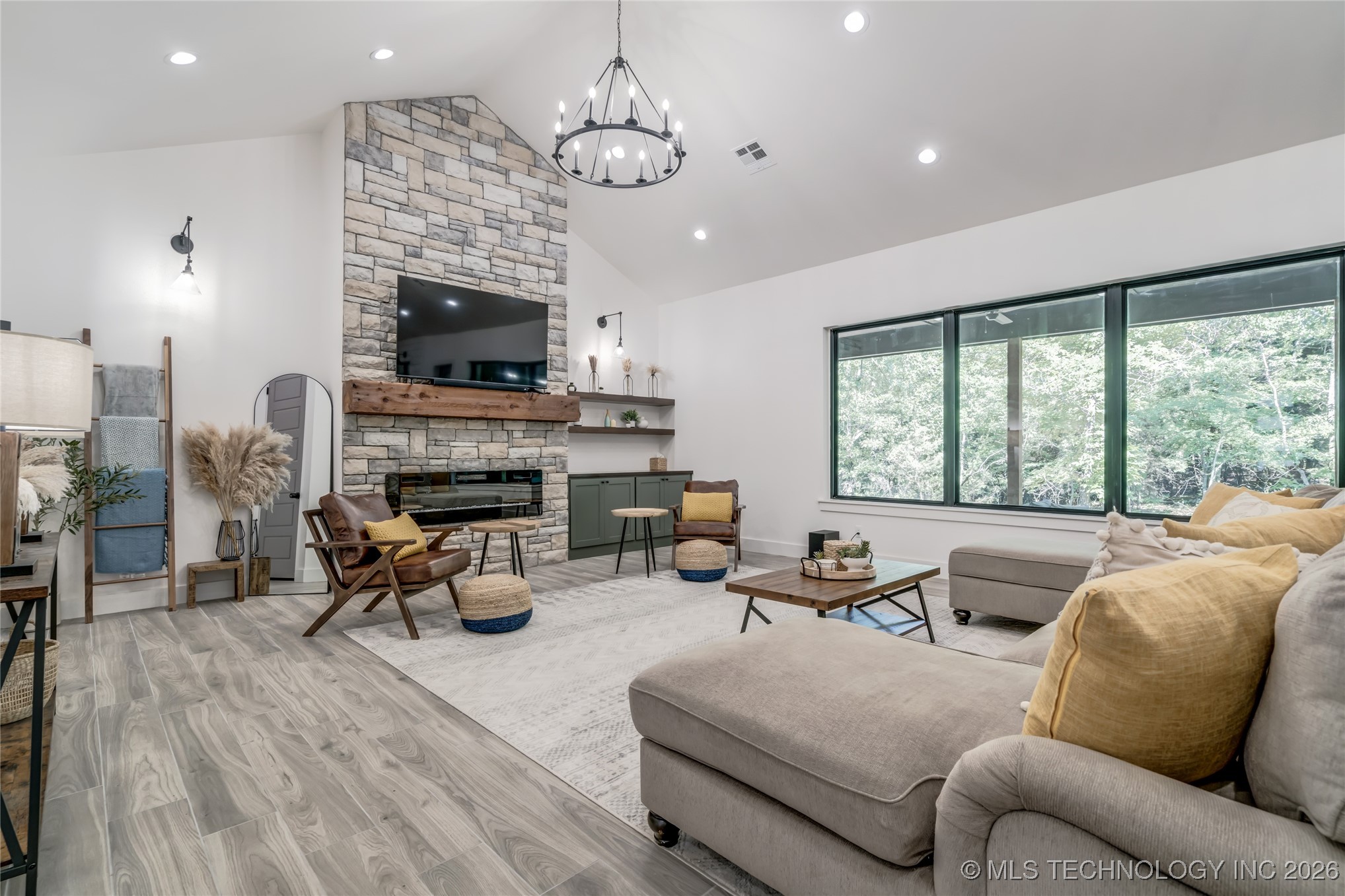 118289 S 4215 Property Photo 7