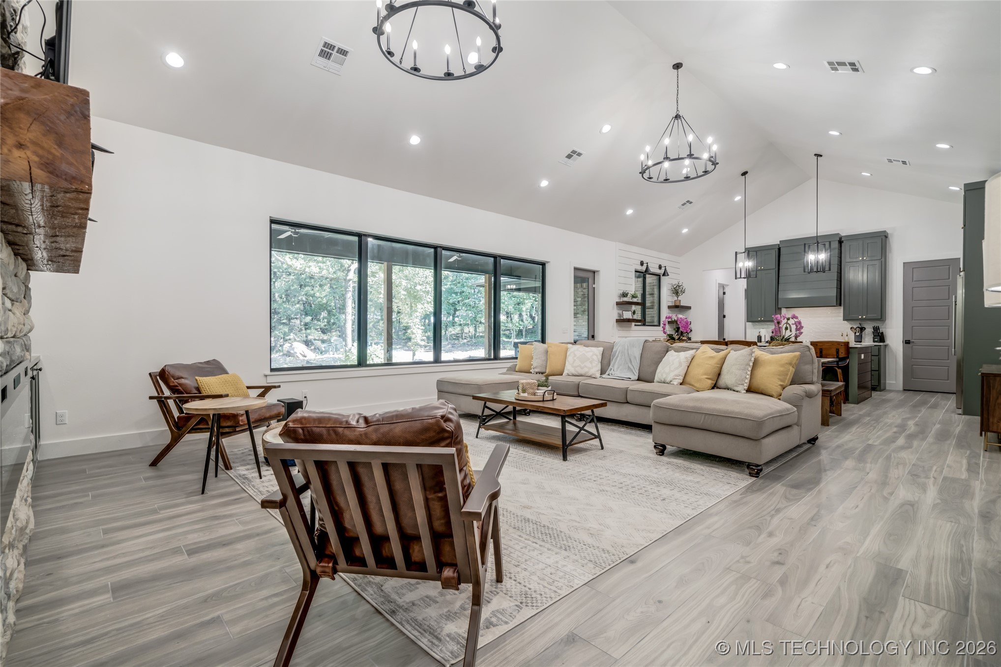 118289 S 4215 Property Photo 8