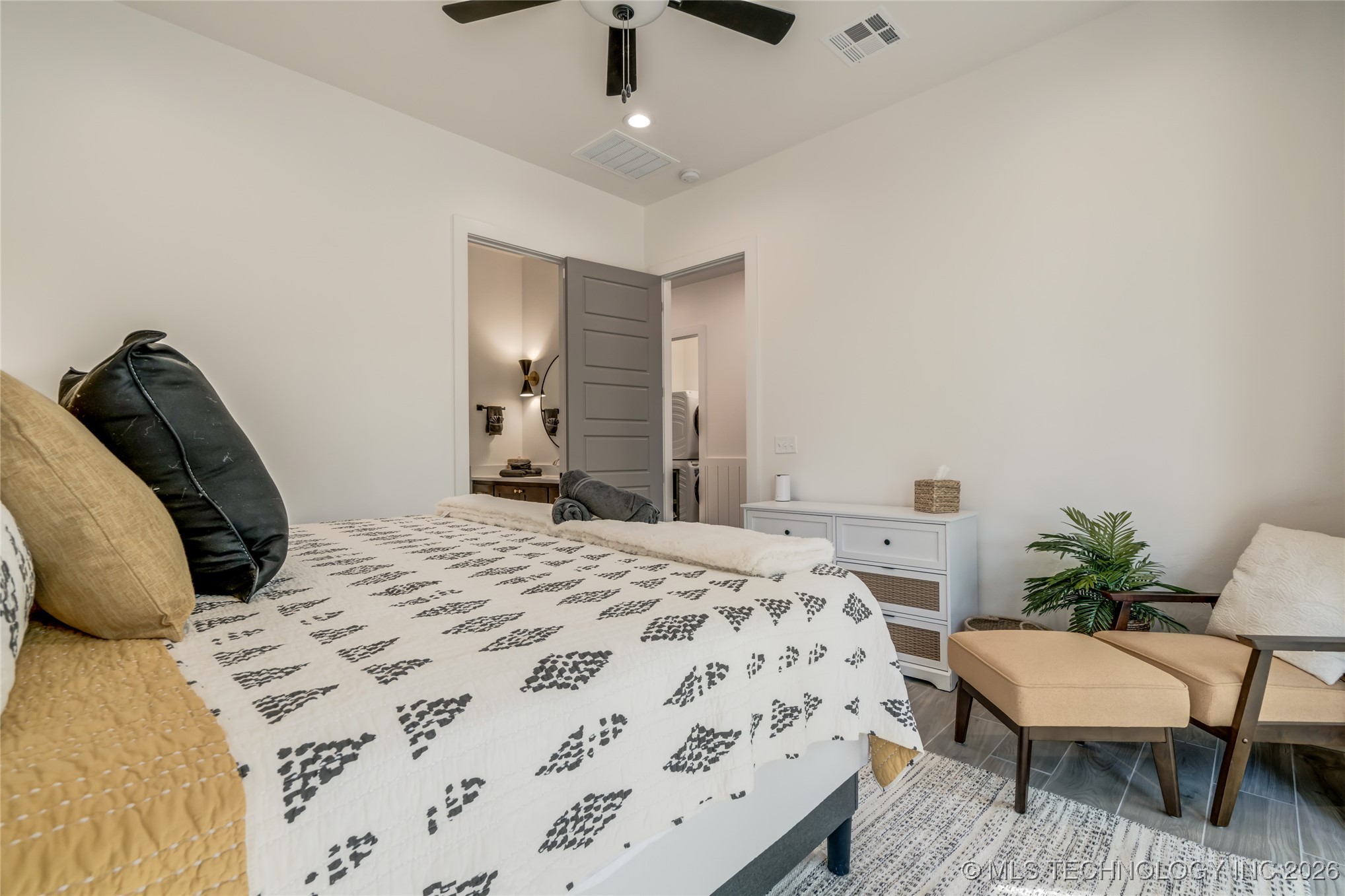 118289 S 4215 Property Photo 10