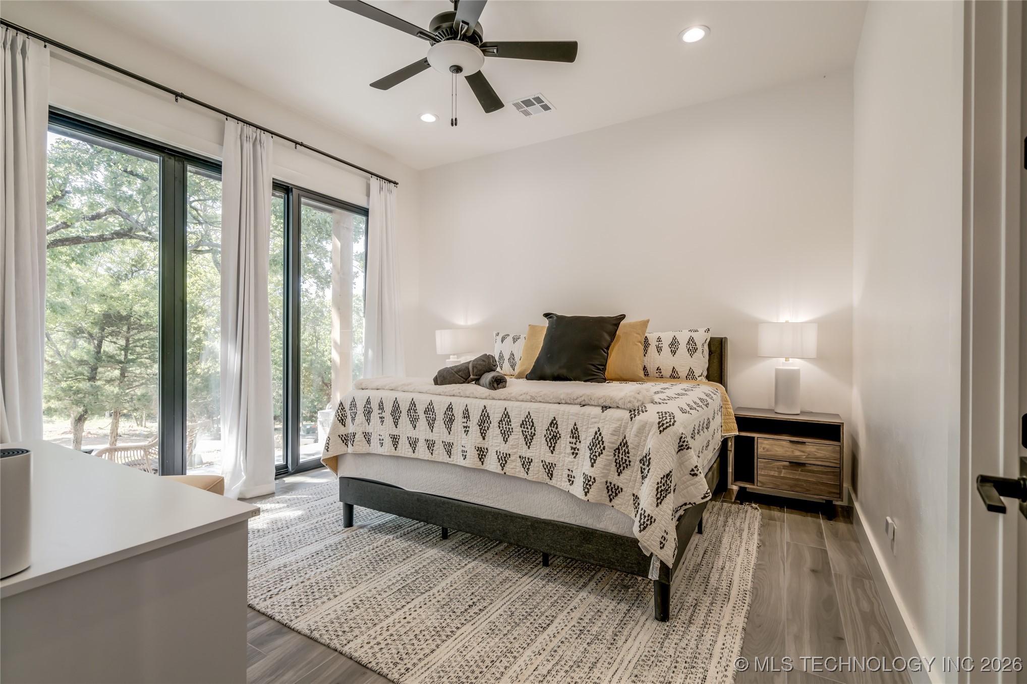 118289 S 4215 Property Photo 11