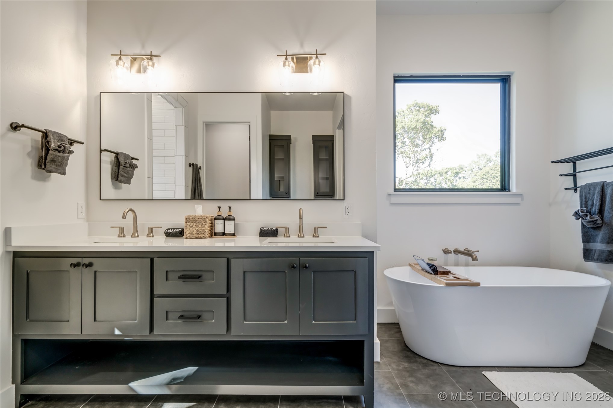 118289 S 4215 Property Photo 14