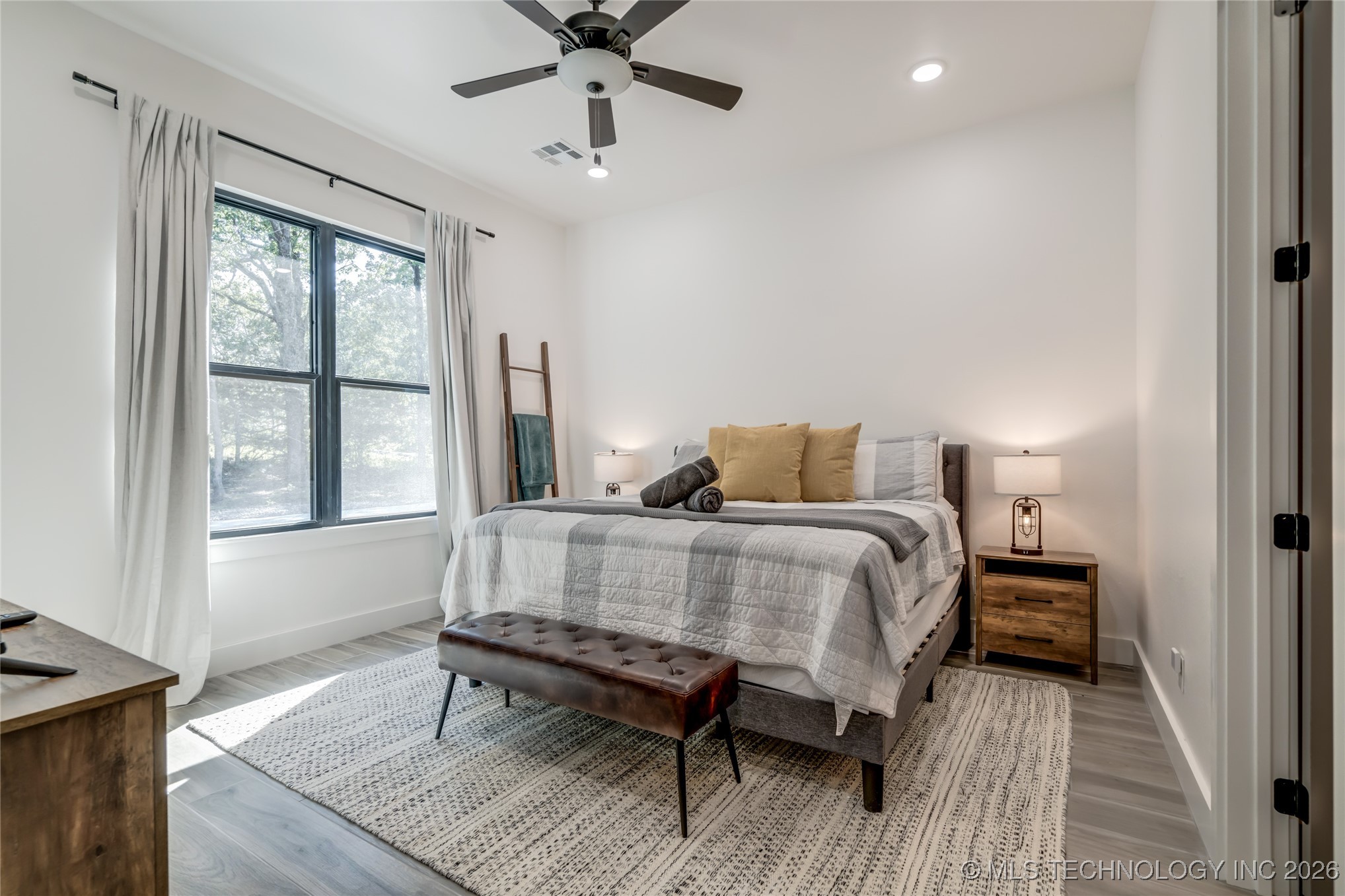 118289 S 4215 Property Photo 17