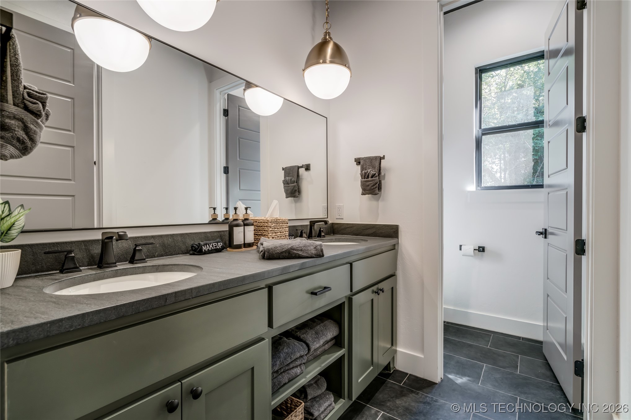 118289 S 4215 Property Photo 18