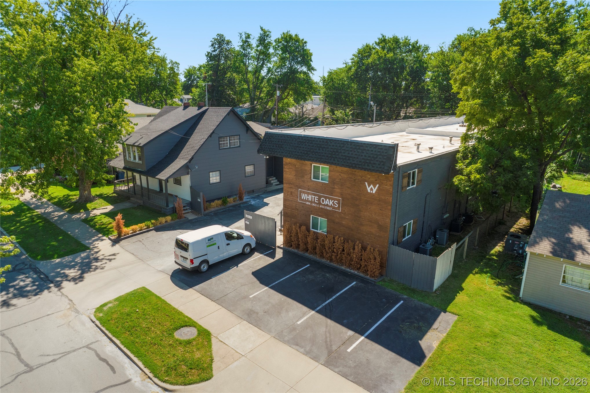 2618 E 8th Street Property Photo 2