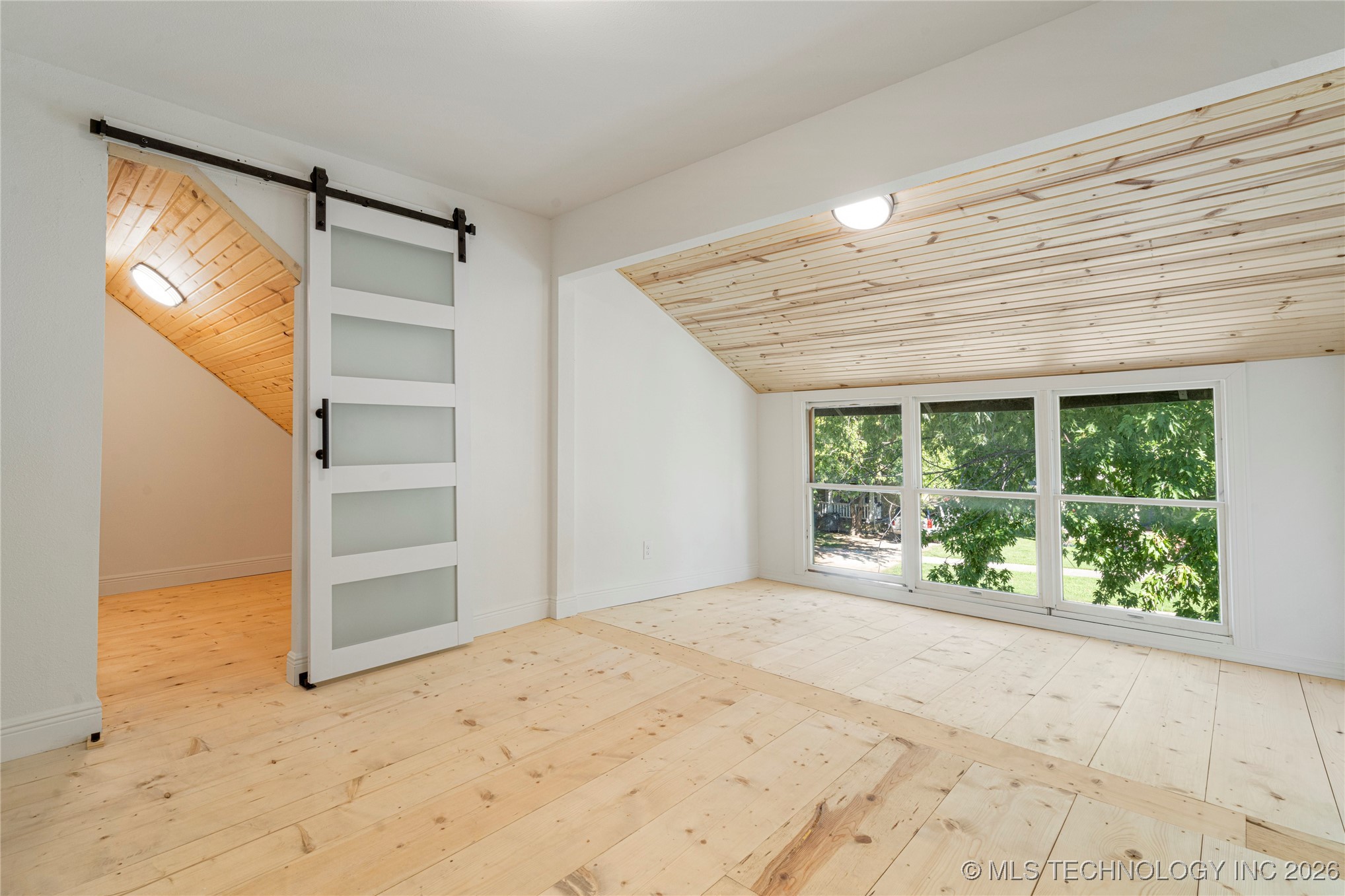 2618 E 8th Street Property Photo 9