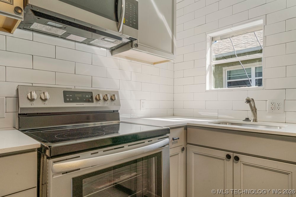 2618 E 8th Street Property Photo 13