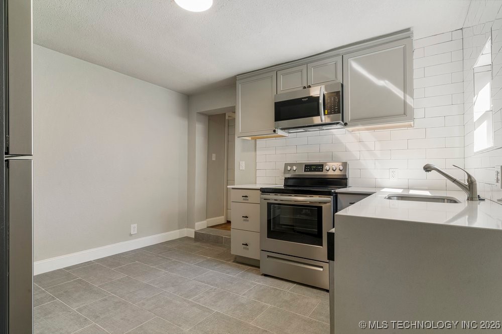 2618 E 8th Street Property Photo 27