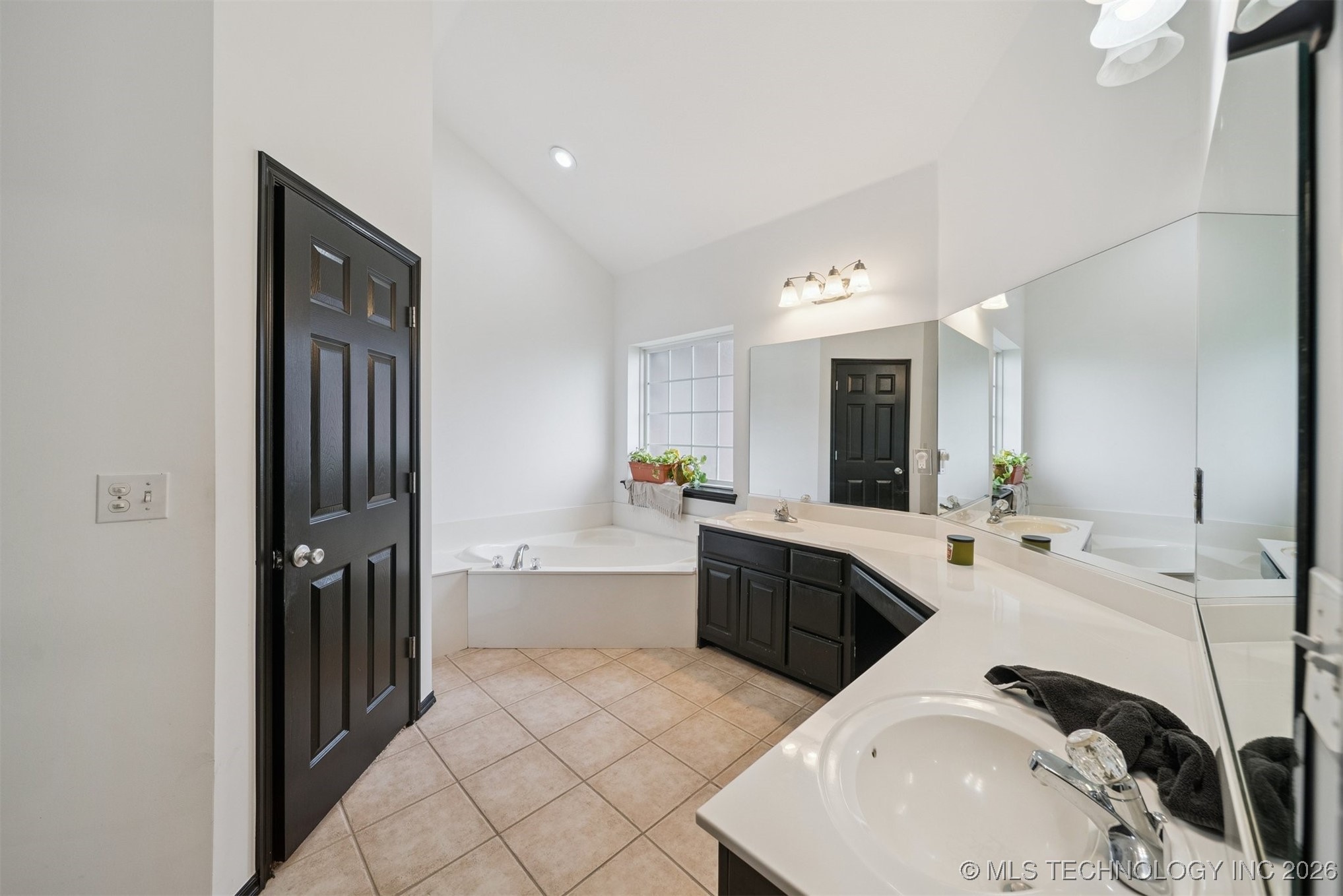 1018 W Evergreen Street Property Photo 7