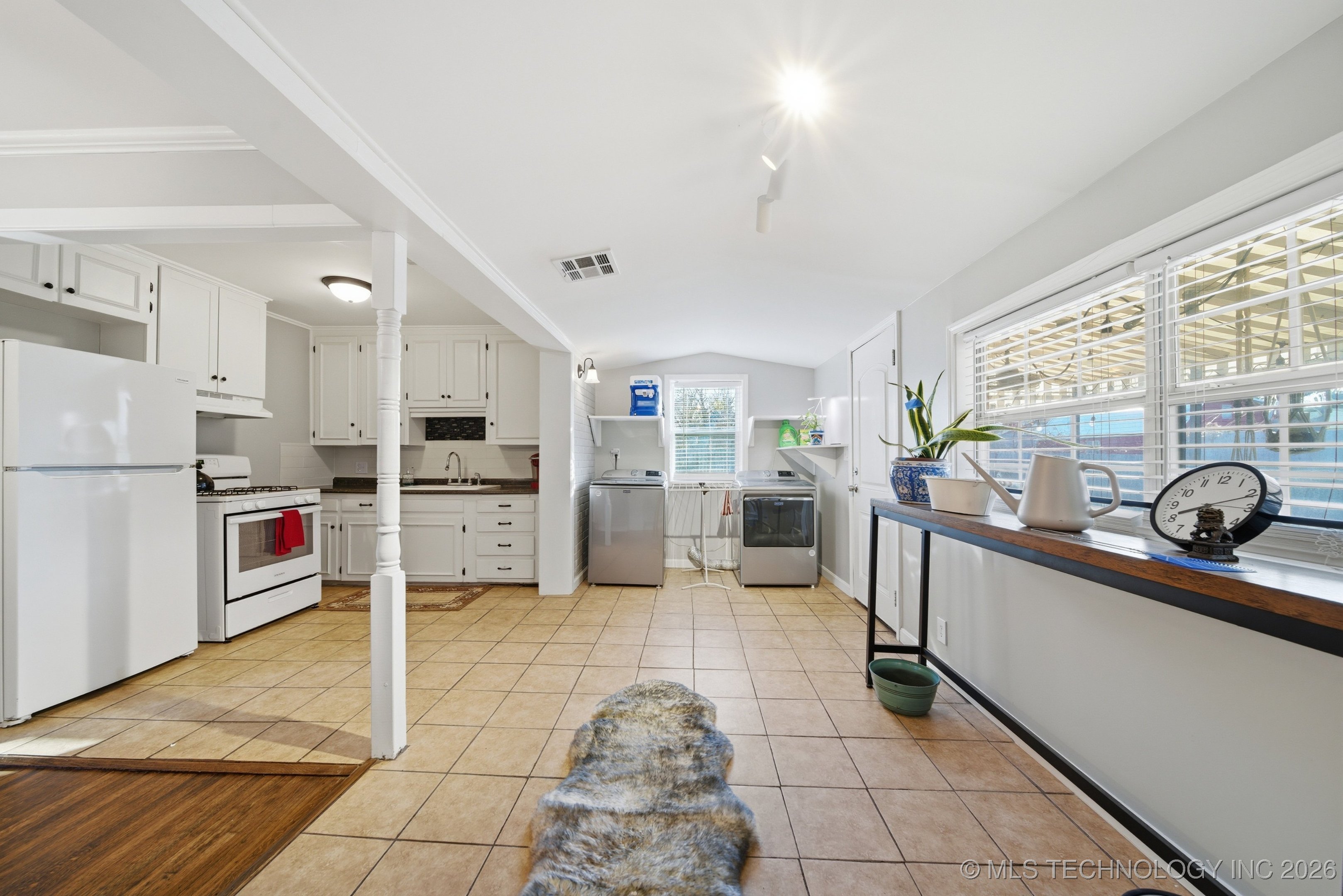 3714 E 2nd Place Property Photo 12