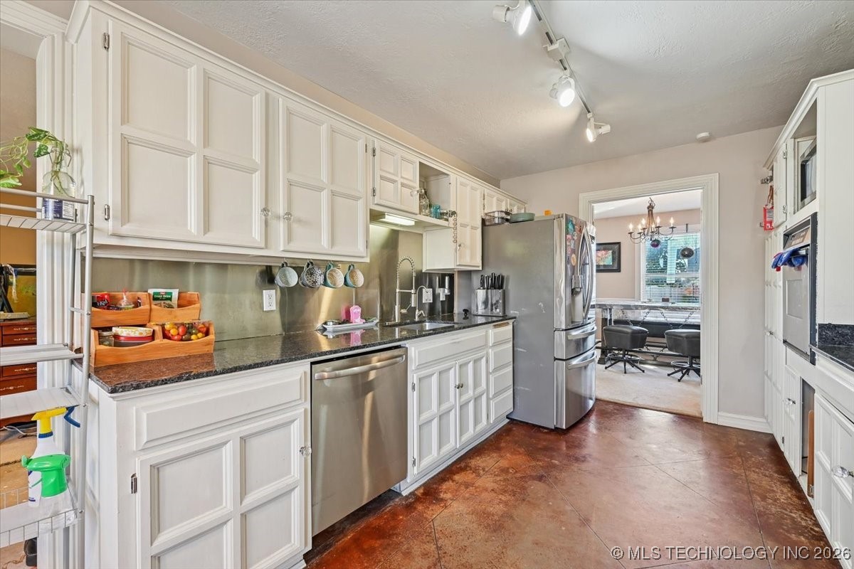 8229 S 74th East Avenue Property Photo 19