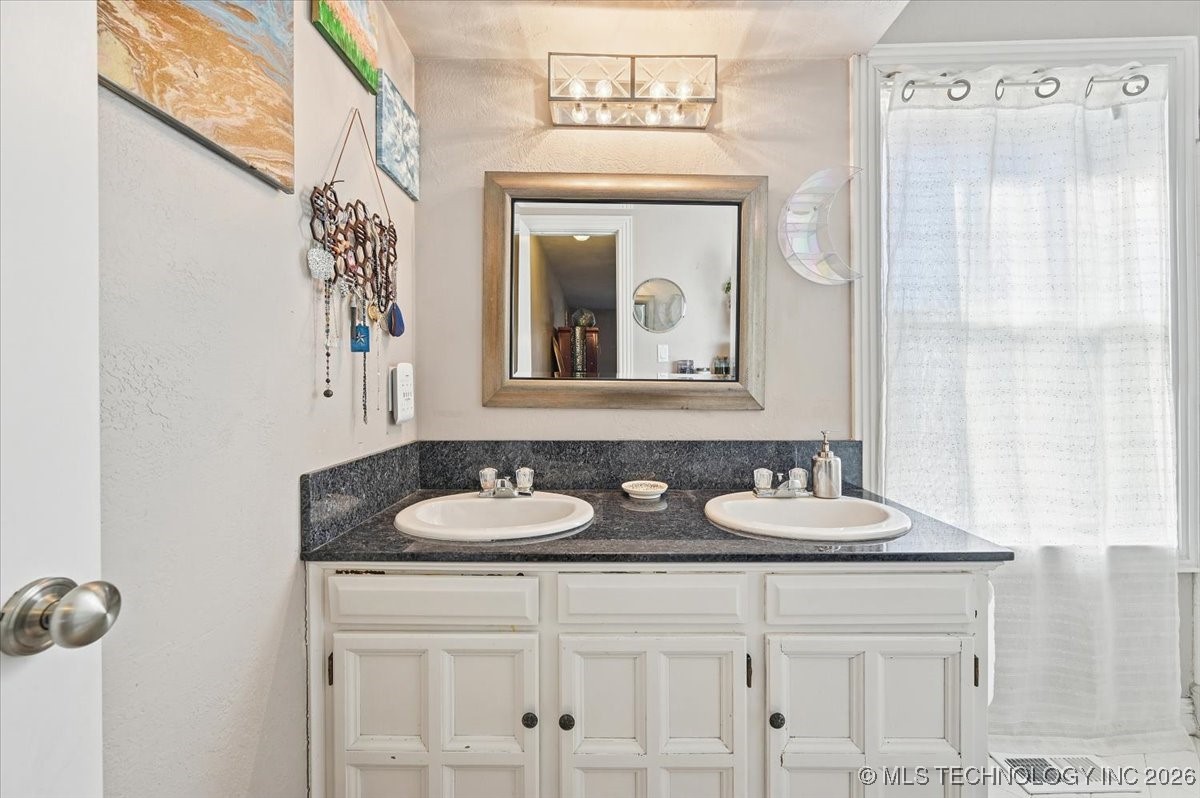 8229 S 74th East Avenue Property Photo 24