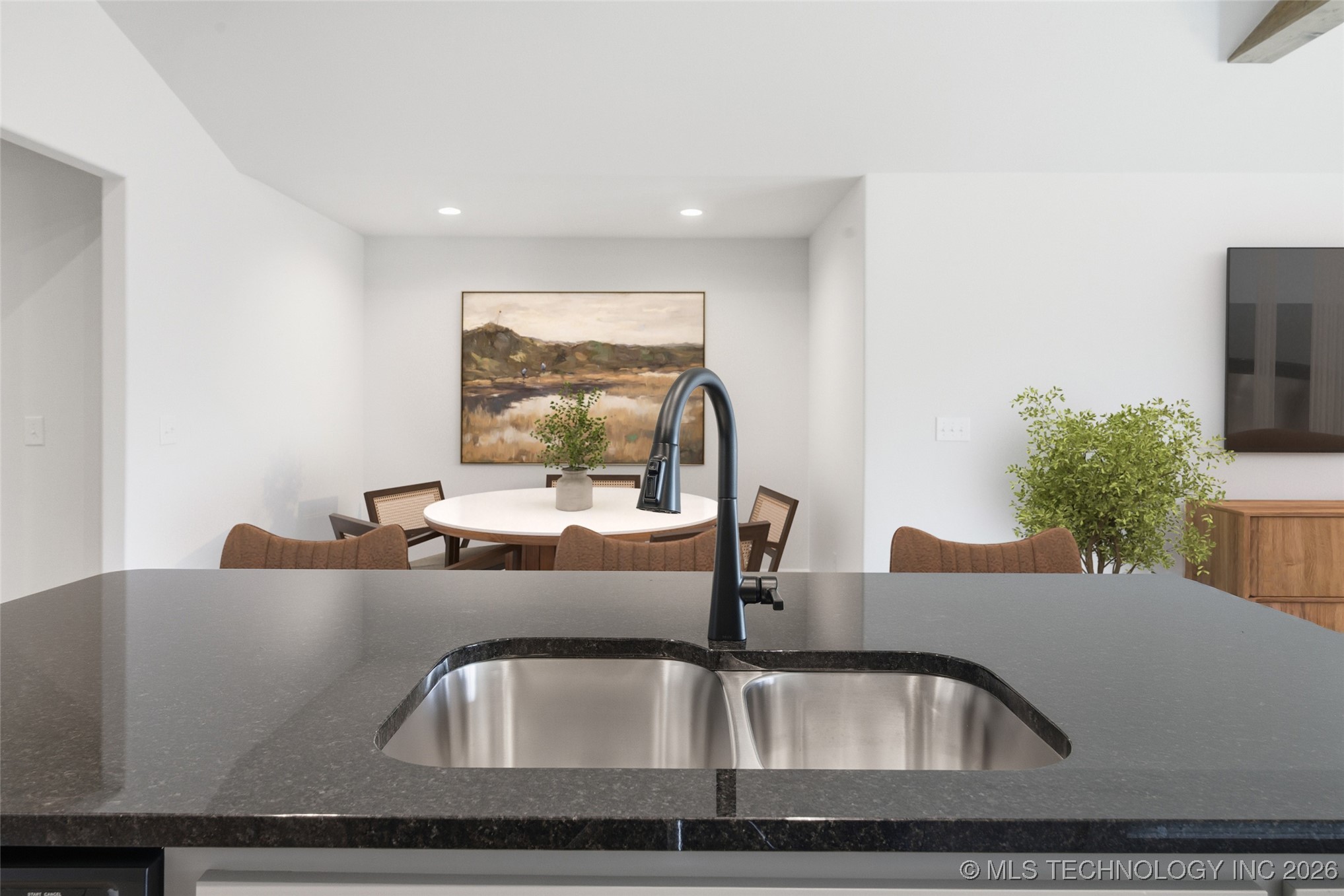 4916 N Walnut Avenue Property Photo 8