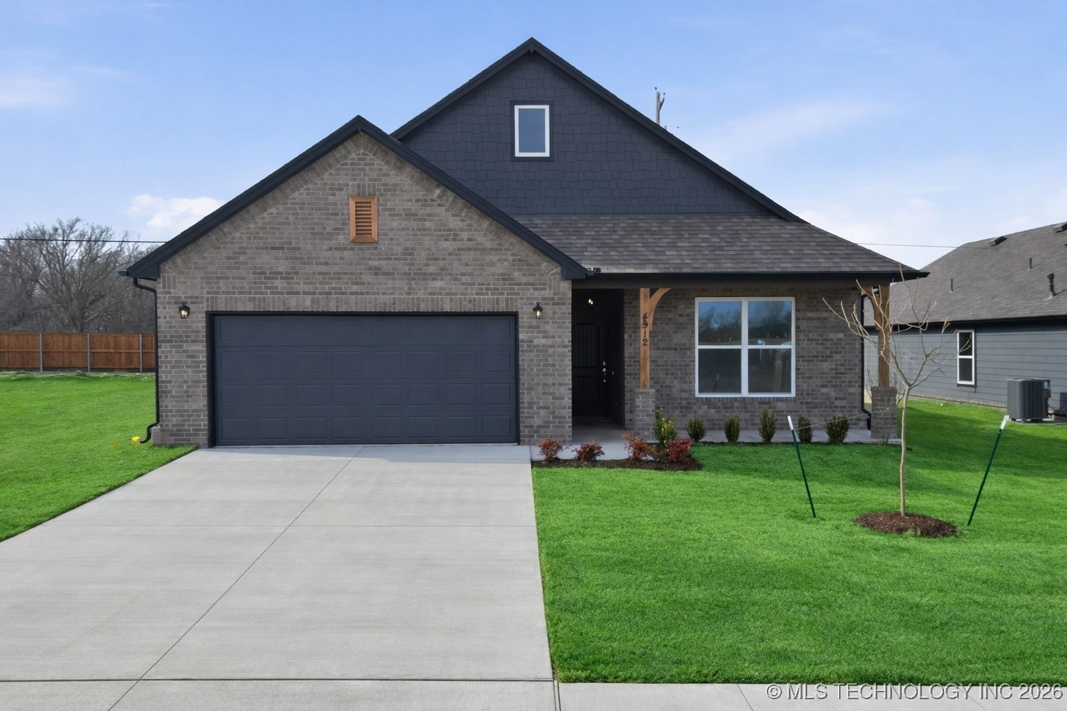 4912 N Walnut Avenue Property Photo 1