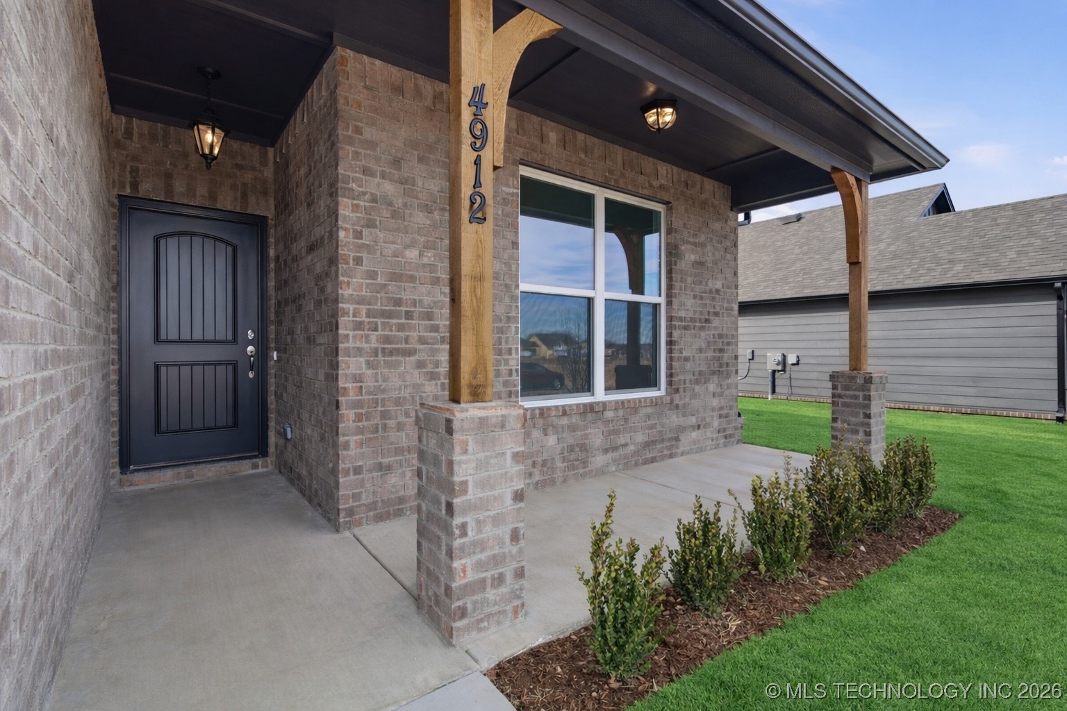 4912 N Walnut Avenue Property Photo 2