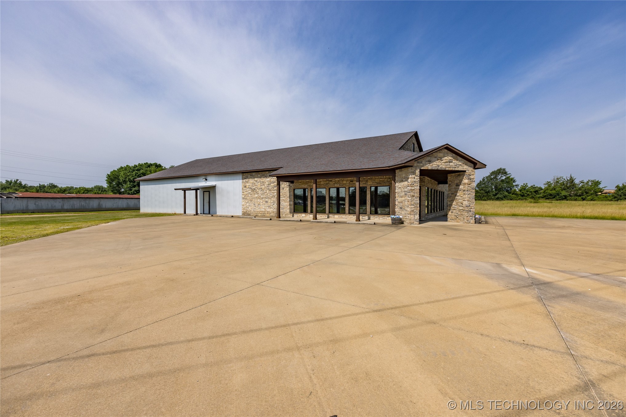 1910 E Jackson Street Property Photo 3