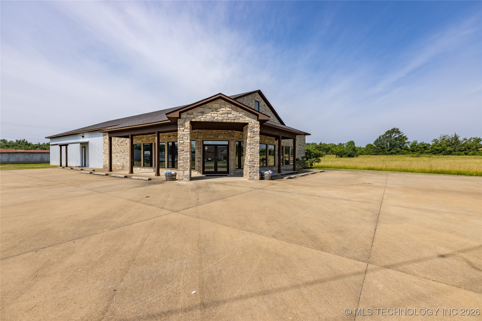 1910 E Jackson Street Property Photo 4