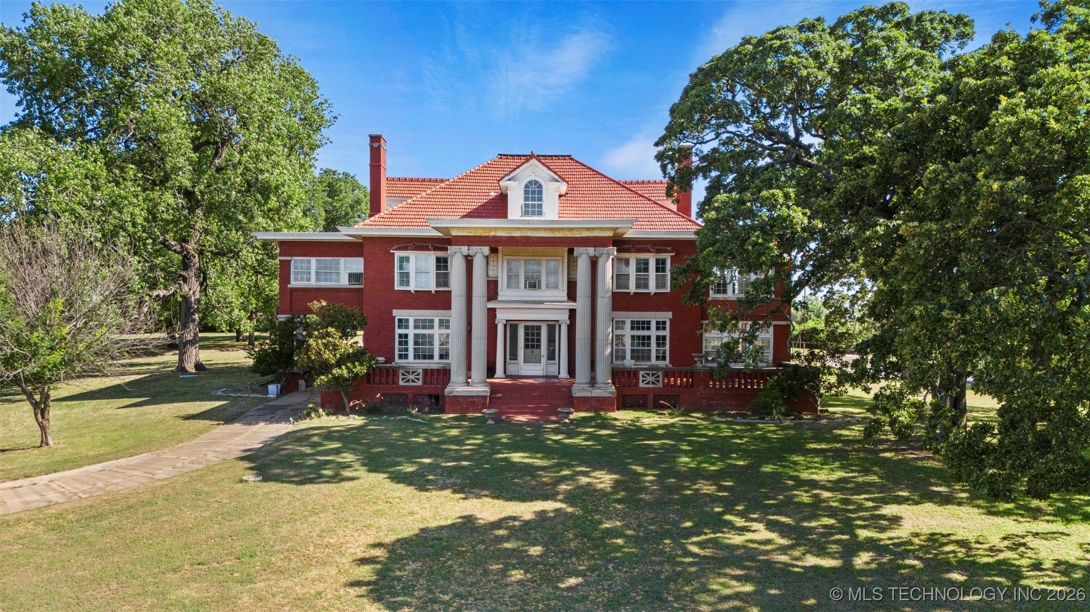 1312 E 9th Property Photo 2