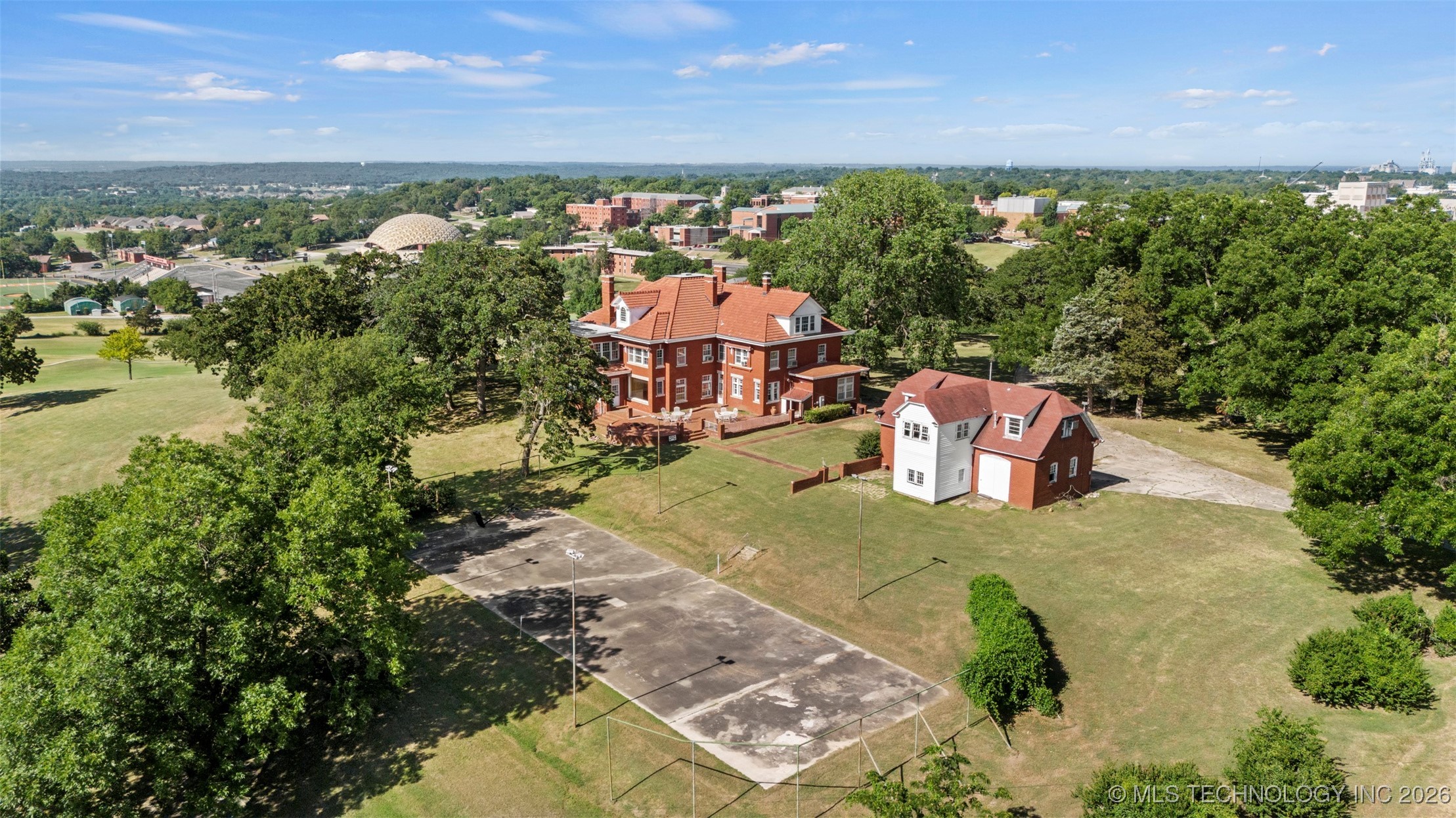 1312 E 9th Property Photo 4