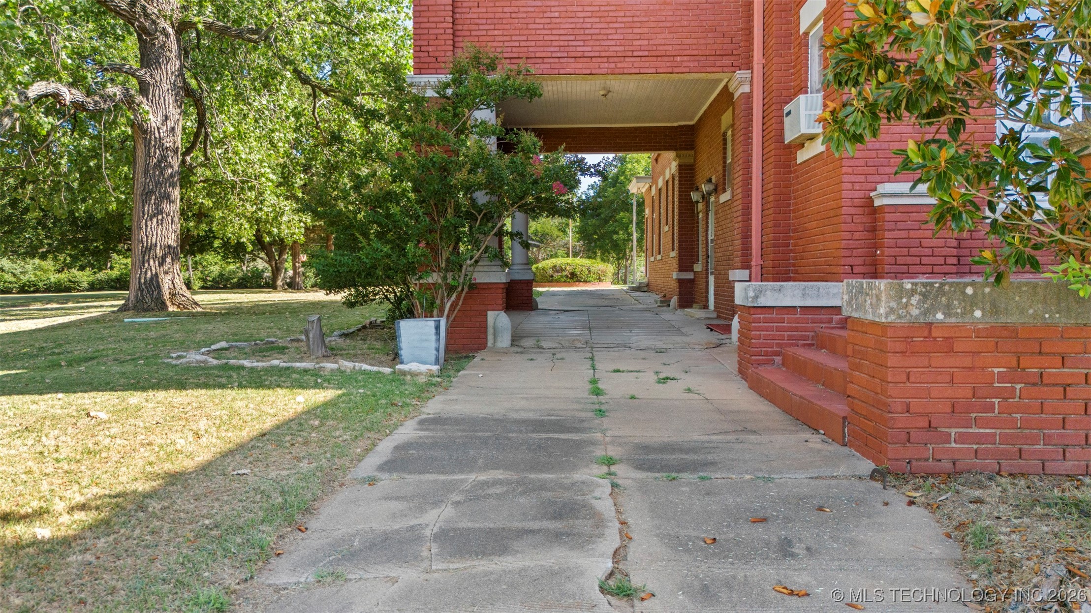 1312 E 9th Property Photo 7