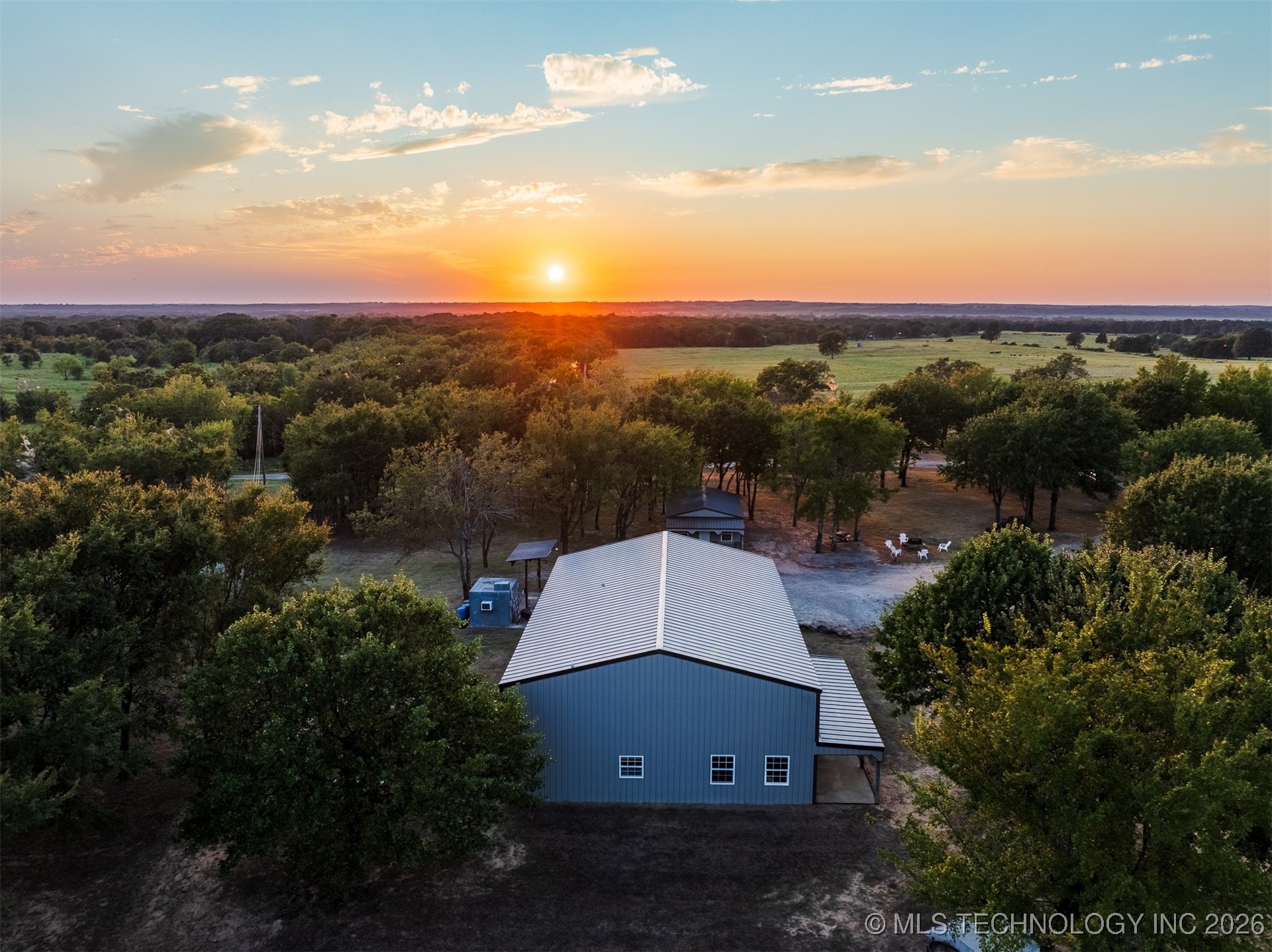 106082 N 3810 Street Property Photo 2