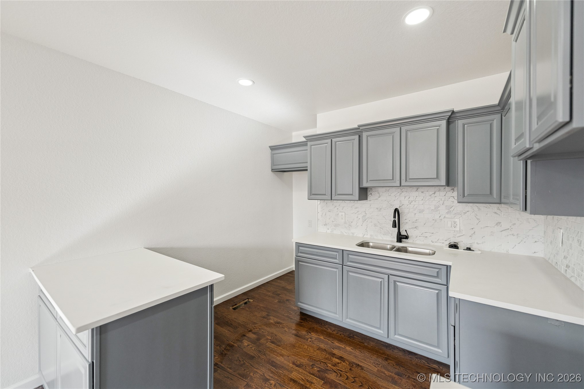 4129 W 8th Street Property Photo 4