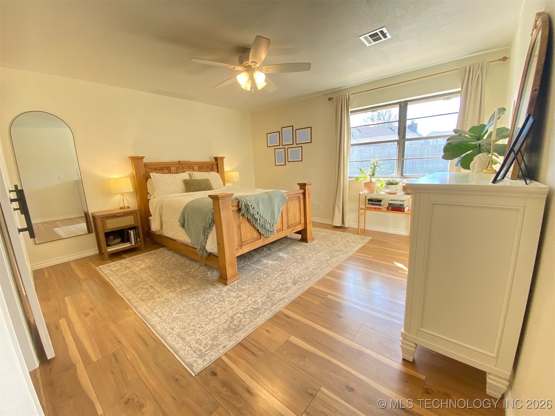 809 Warwick Drive Property Photo 3