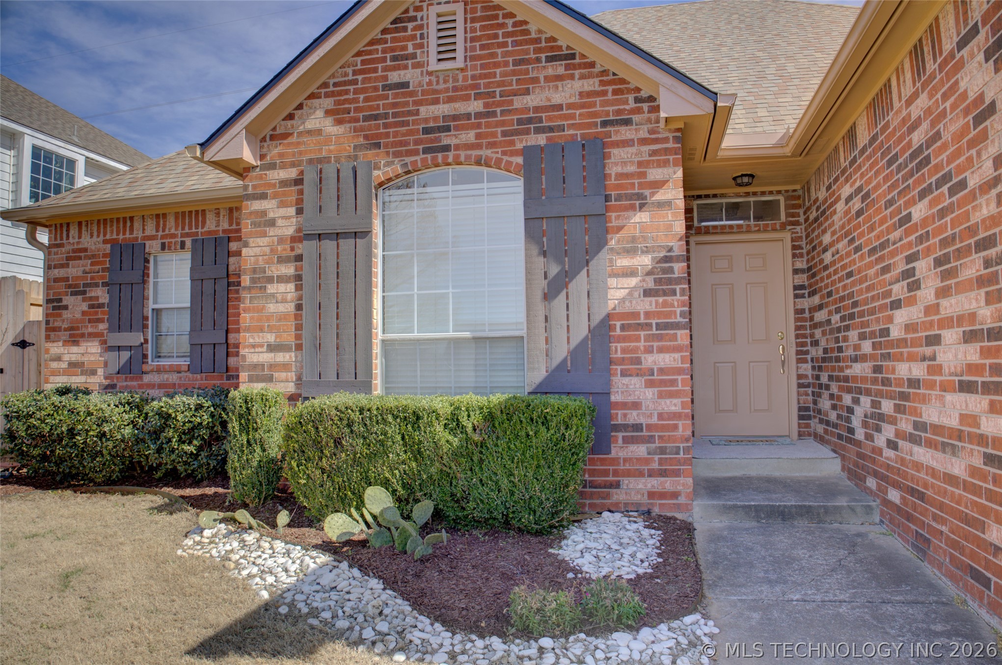 11407 S Locust Avenue Property Photo 2