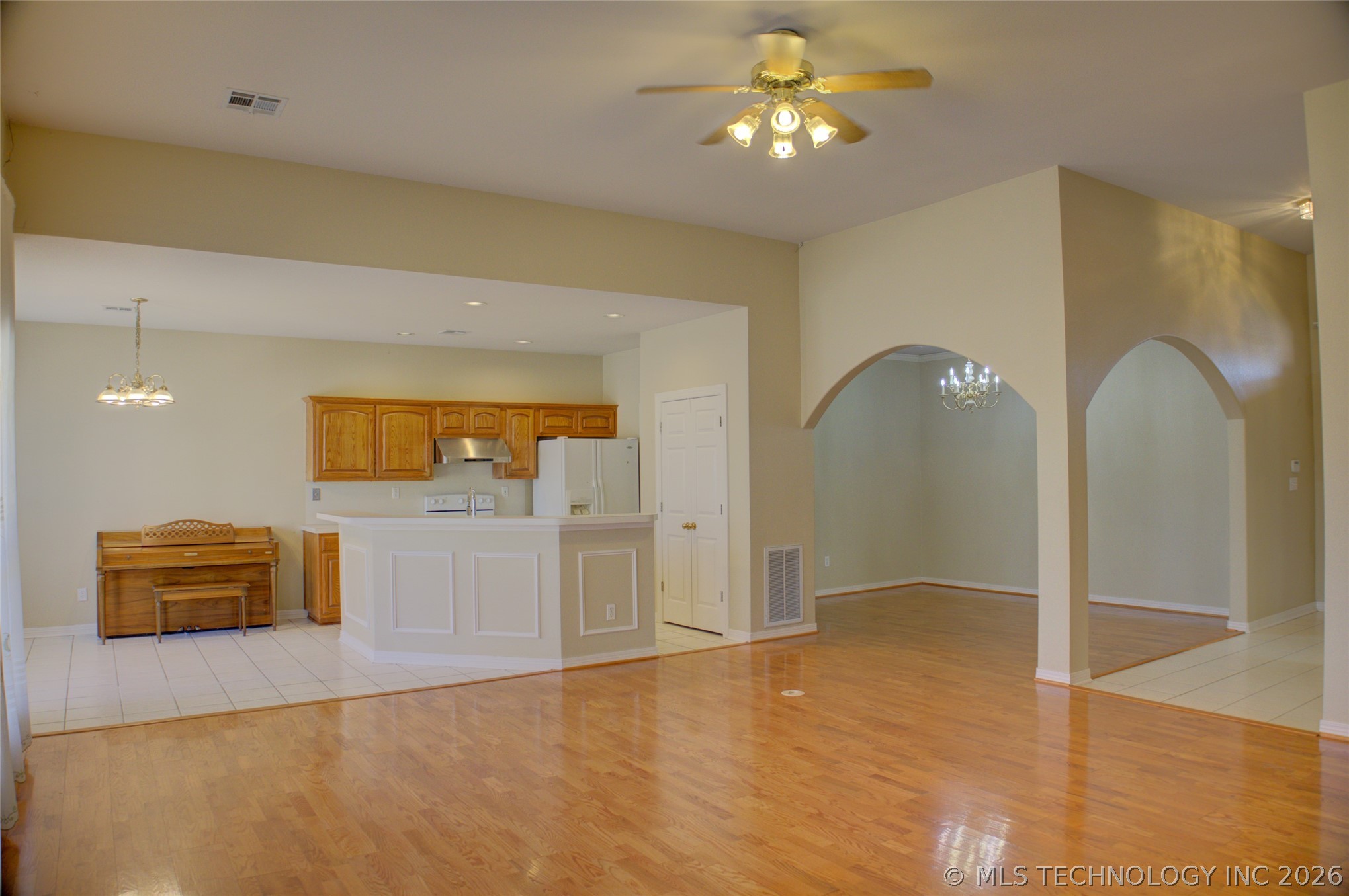 11407 S Locust Avenue Property Photo 10