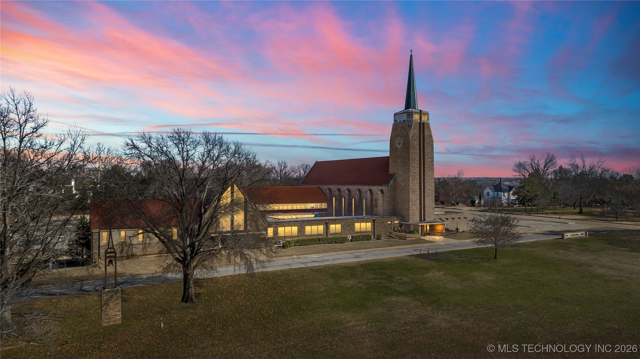1505 E Grand Avenue Property Photo 1