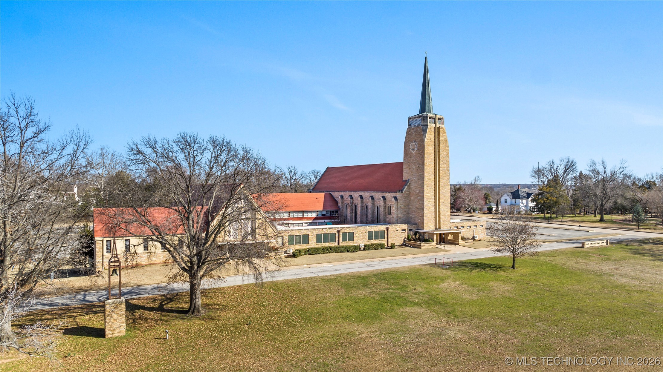 1505 E Grand Avenue Property Photo 2