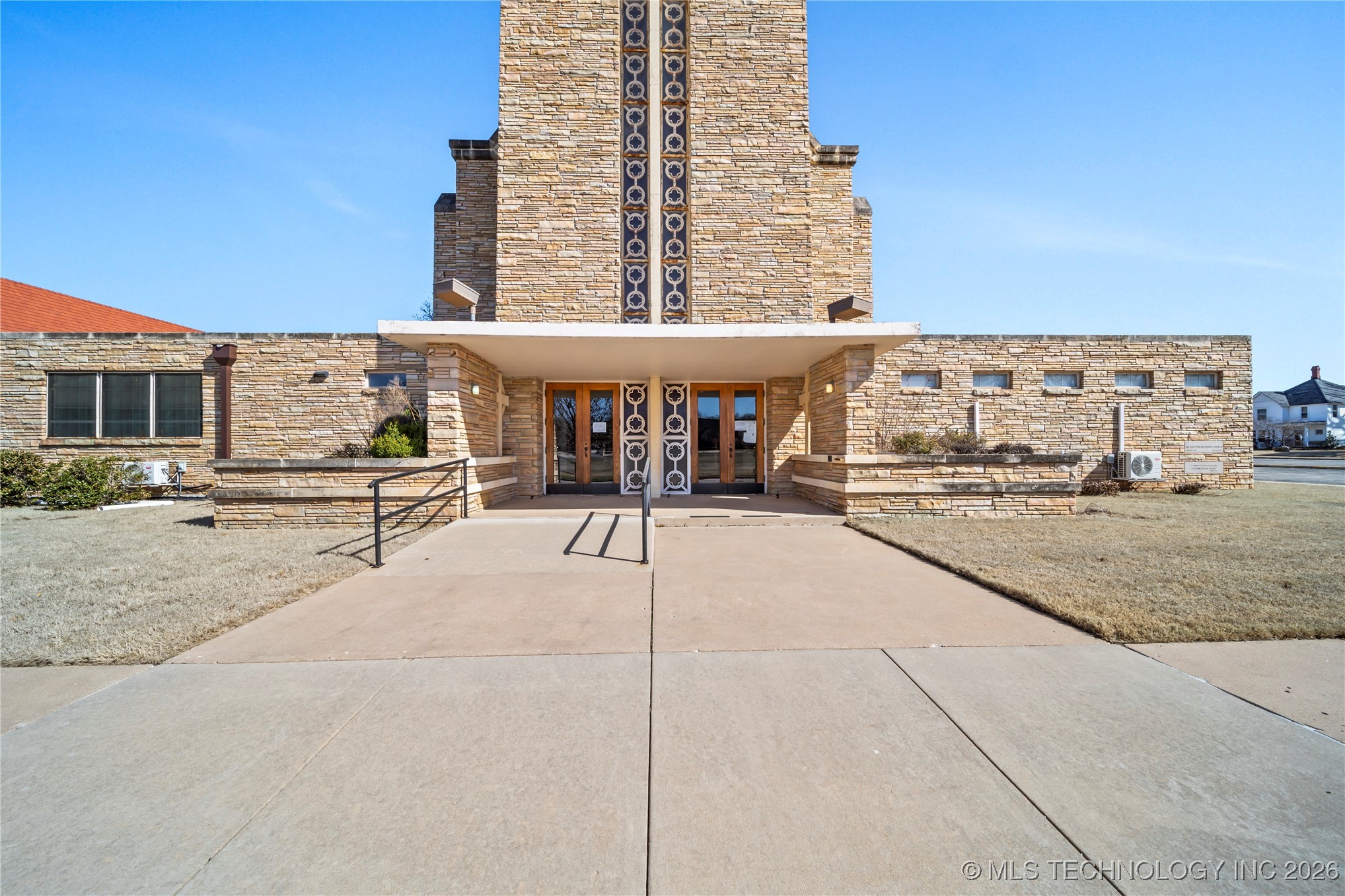 1505 E Grand Avenue Property Photo 8