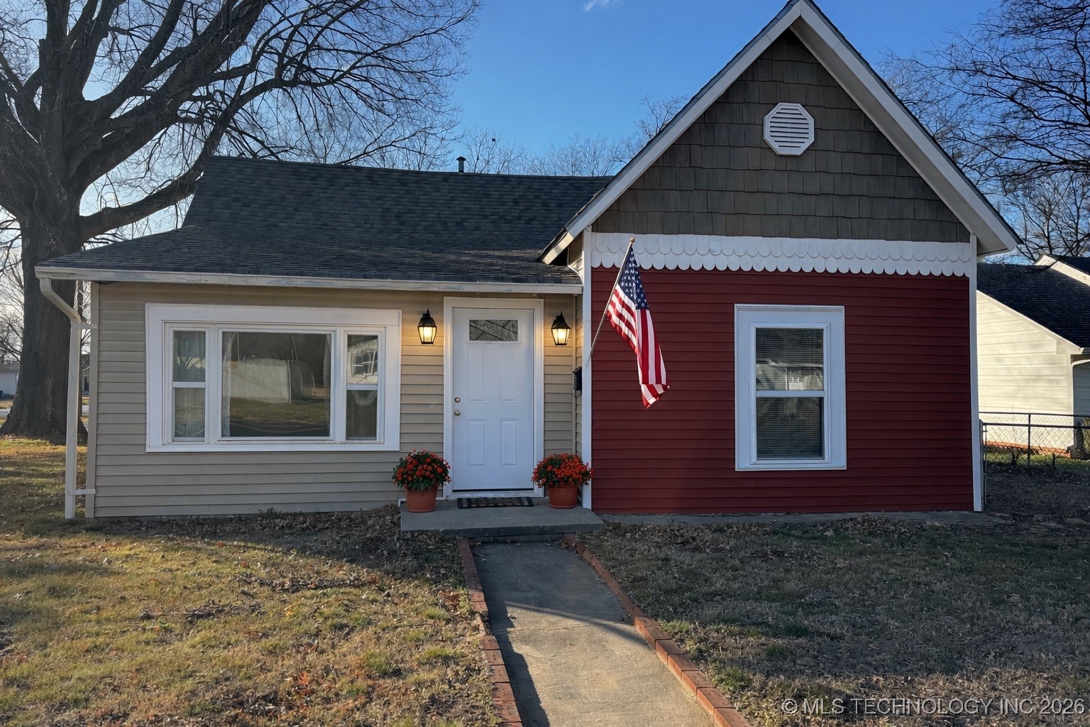 712 S Mcquarrie Avenue Property Photo 1