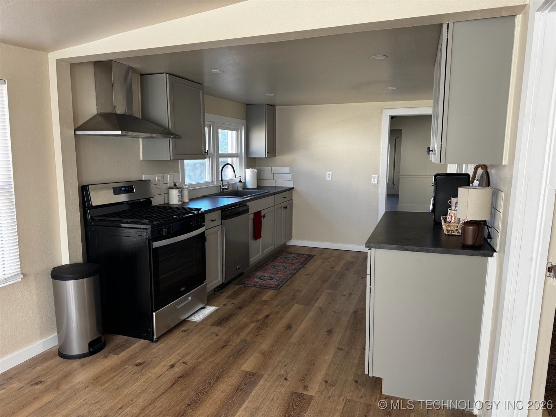 712 S Mcquarrie Avenue Property Photo 6