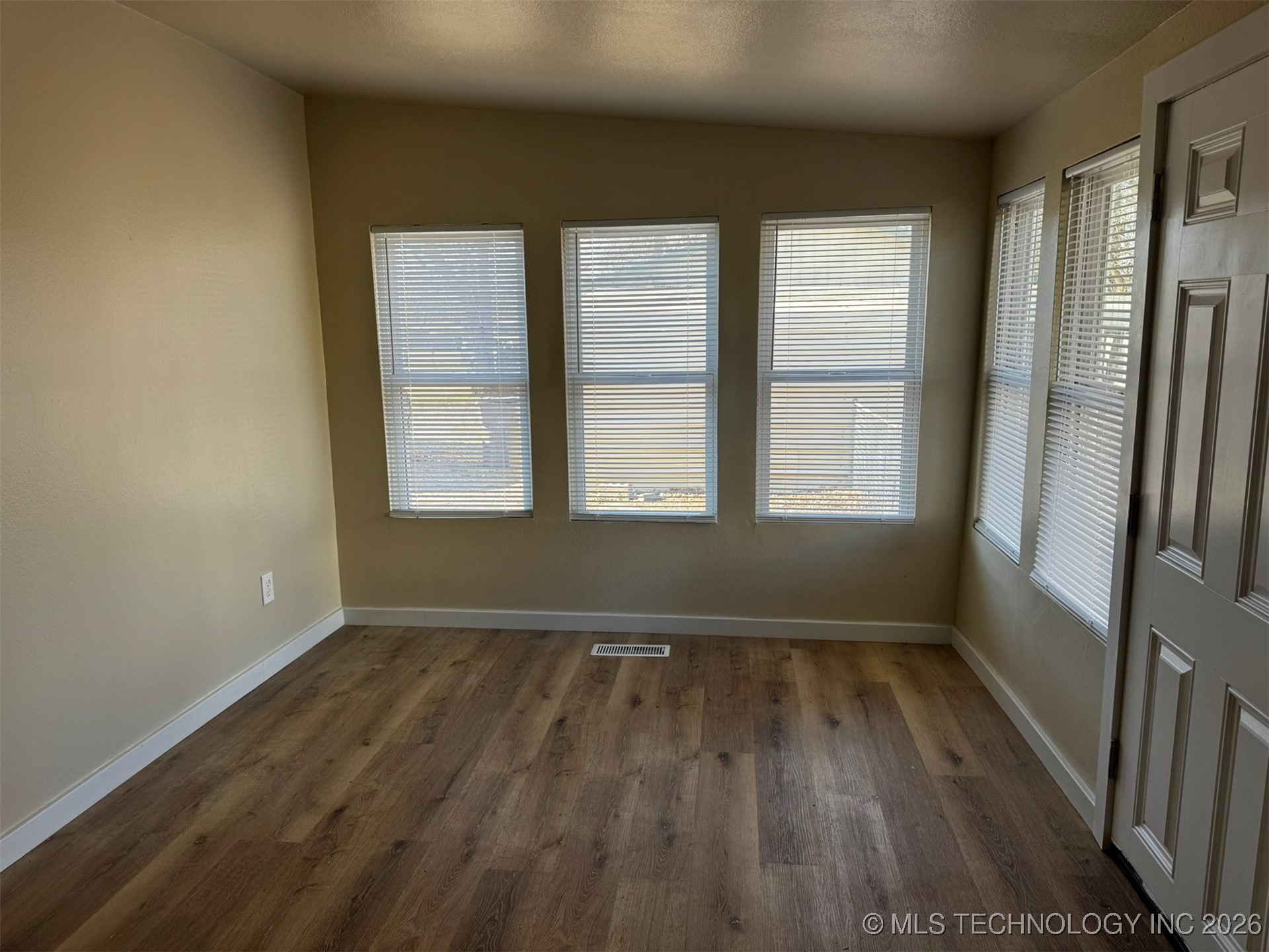 712 S Mcquarrie Avenue Property Photo 8