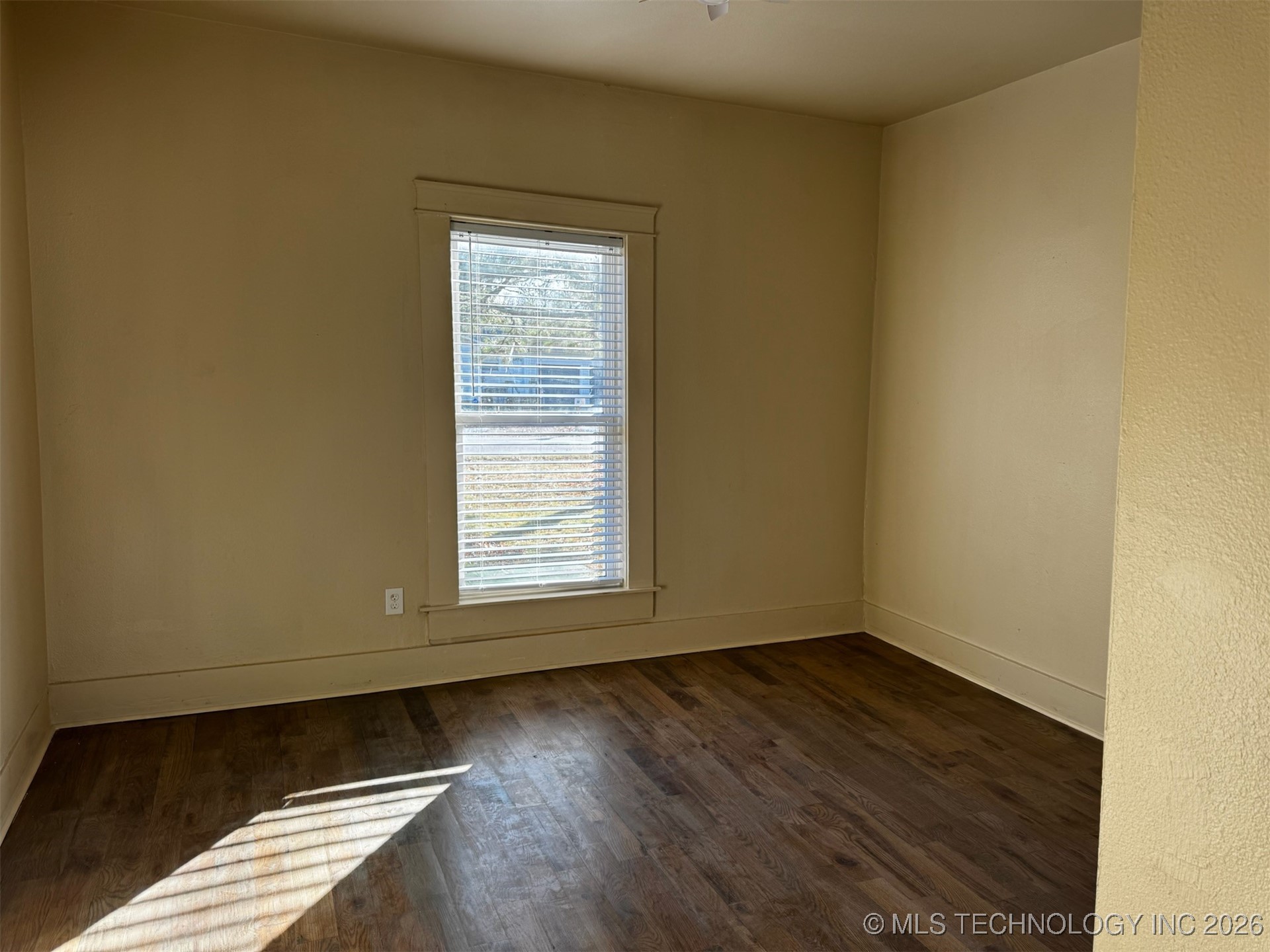 712 S Mcquarrie Avenue Property Photo 15