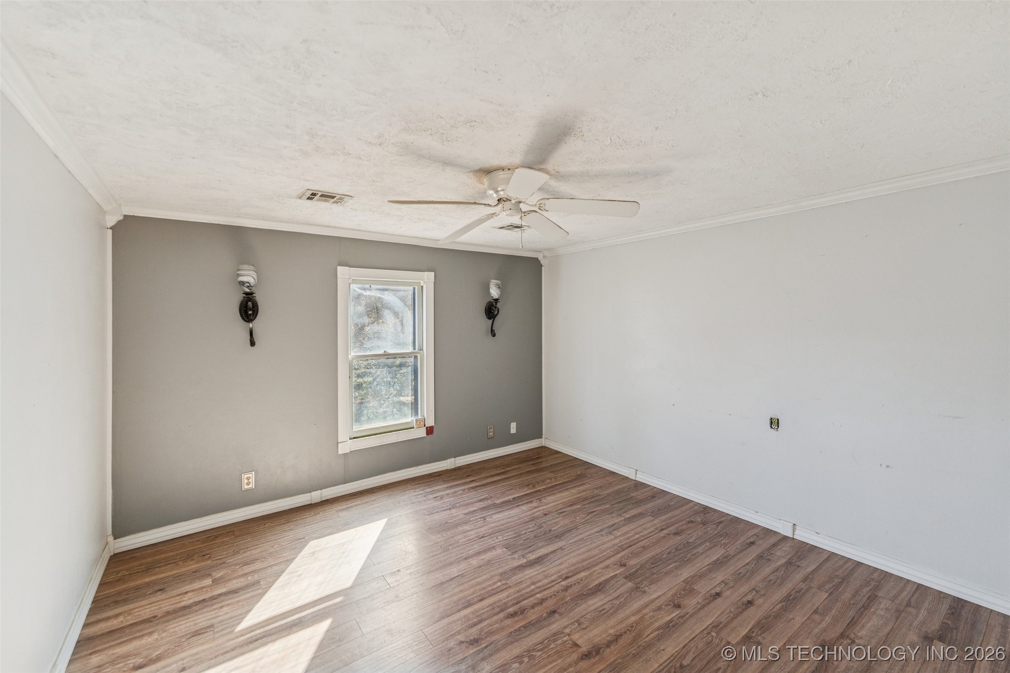 438139 E 360 Property Photo 16