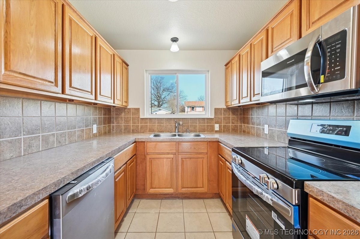 1017 N Cedar Avenue Property Photo 4