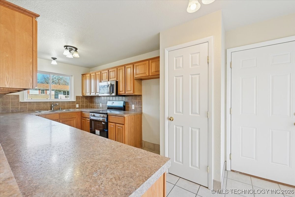 1017 N Cedar Avenue Property Photo 15