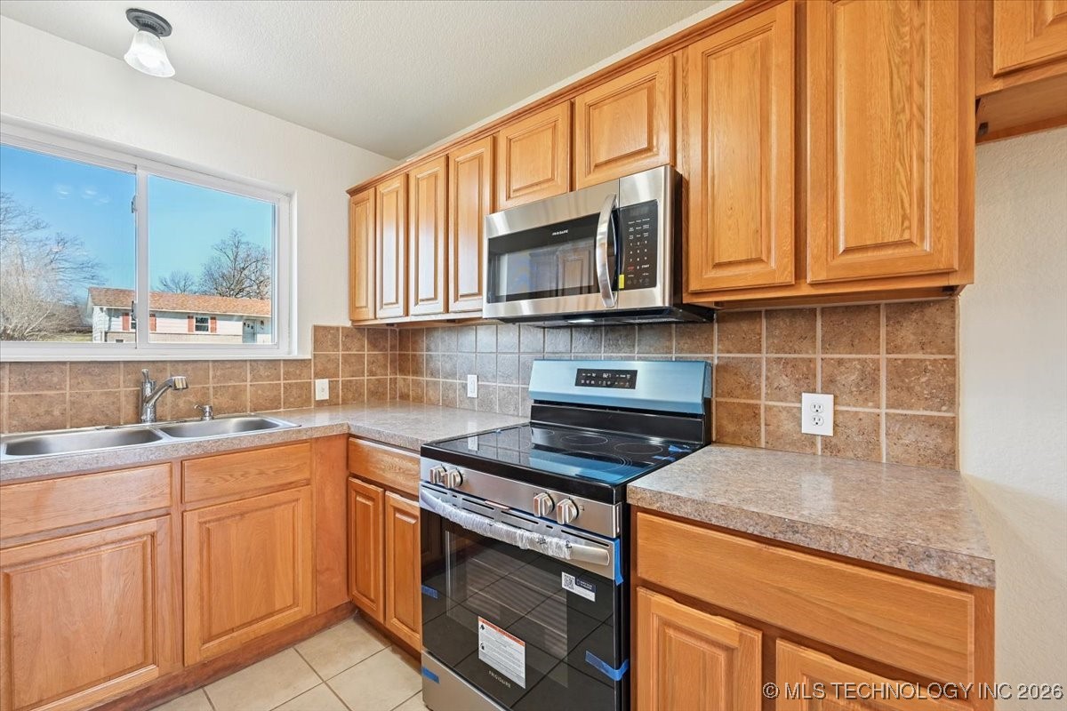 1017 N Cedar Avenue Property Photo 17