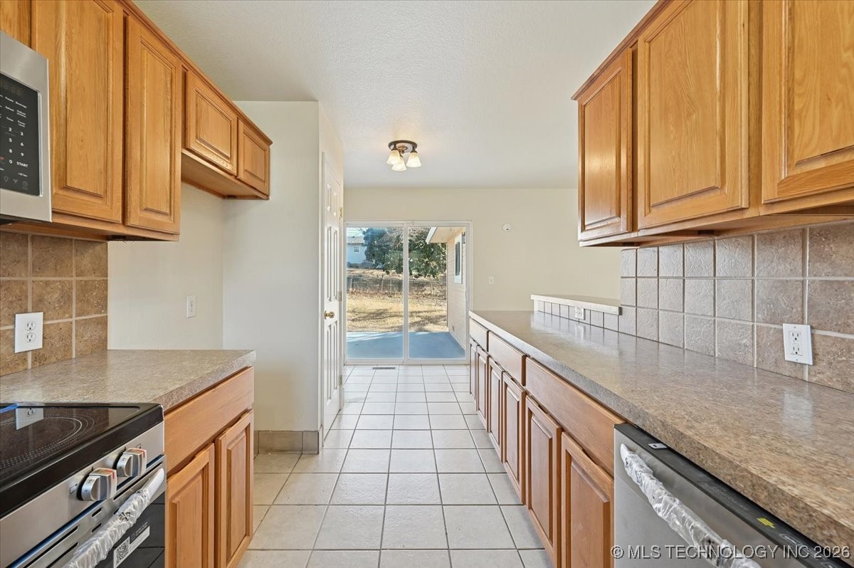 1017 N Cedar Avenue Property Photo 18