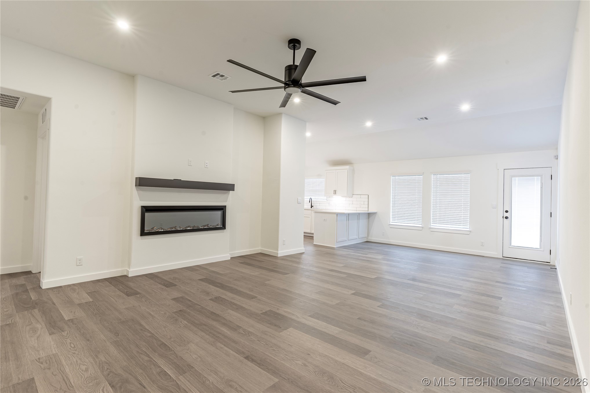 15024 S Poplar Street Property Photo 8