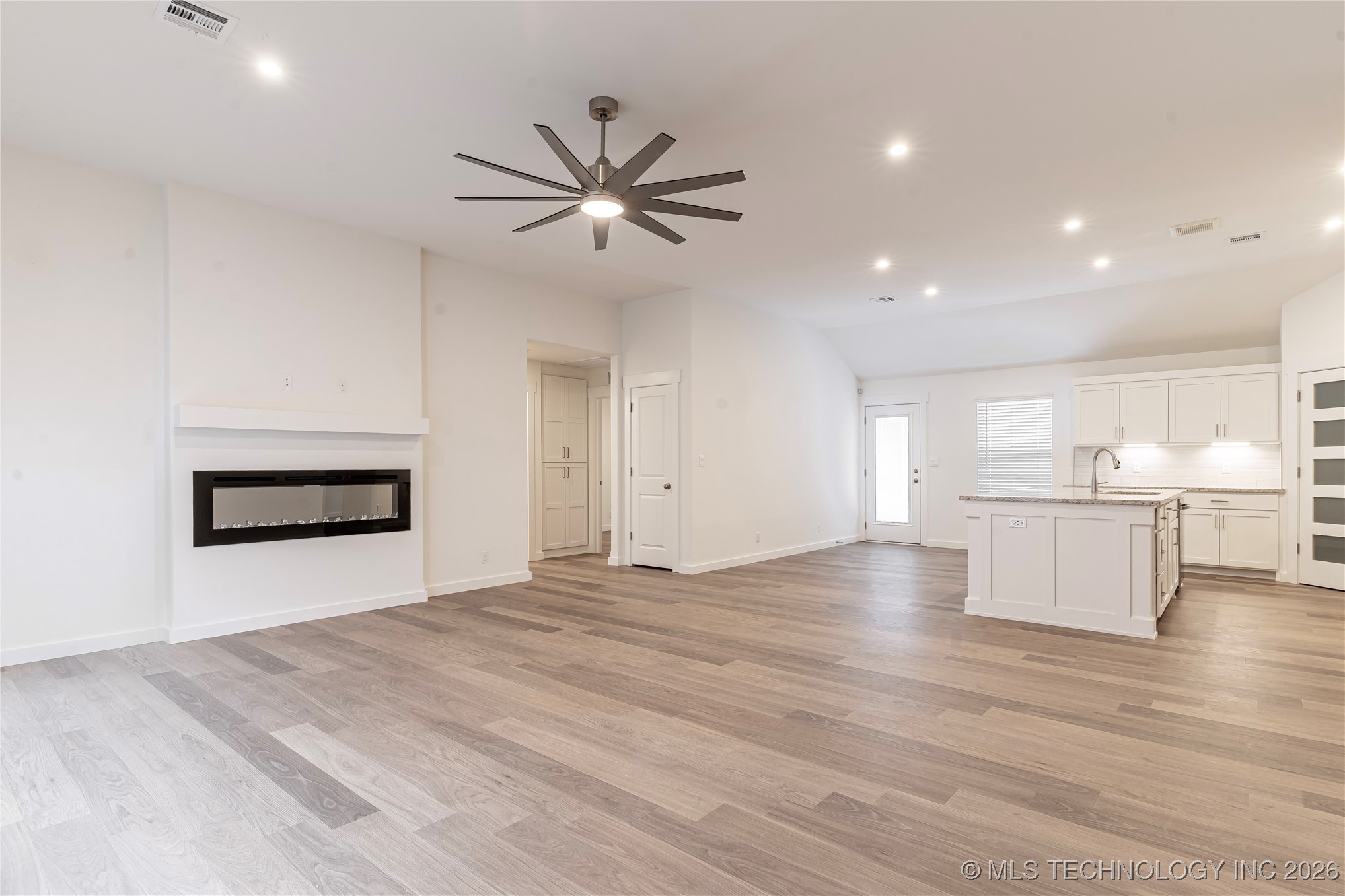 15030 S Poplar Street Property Photo 7