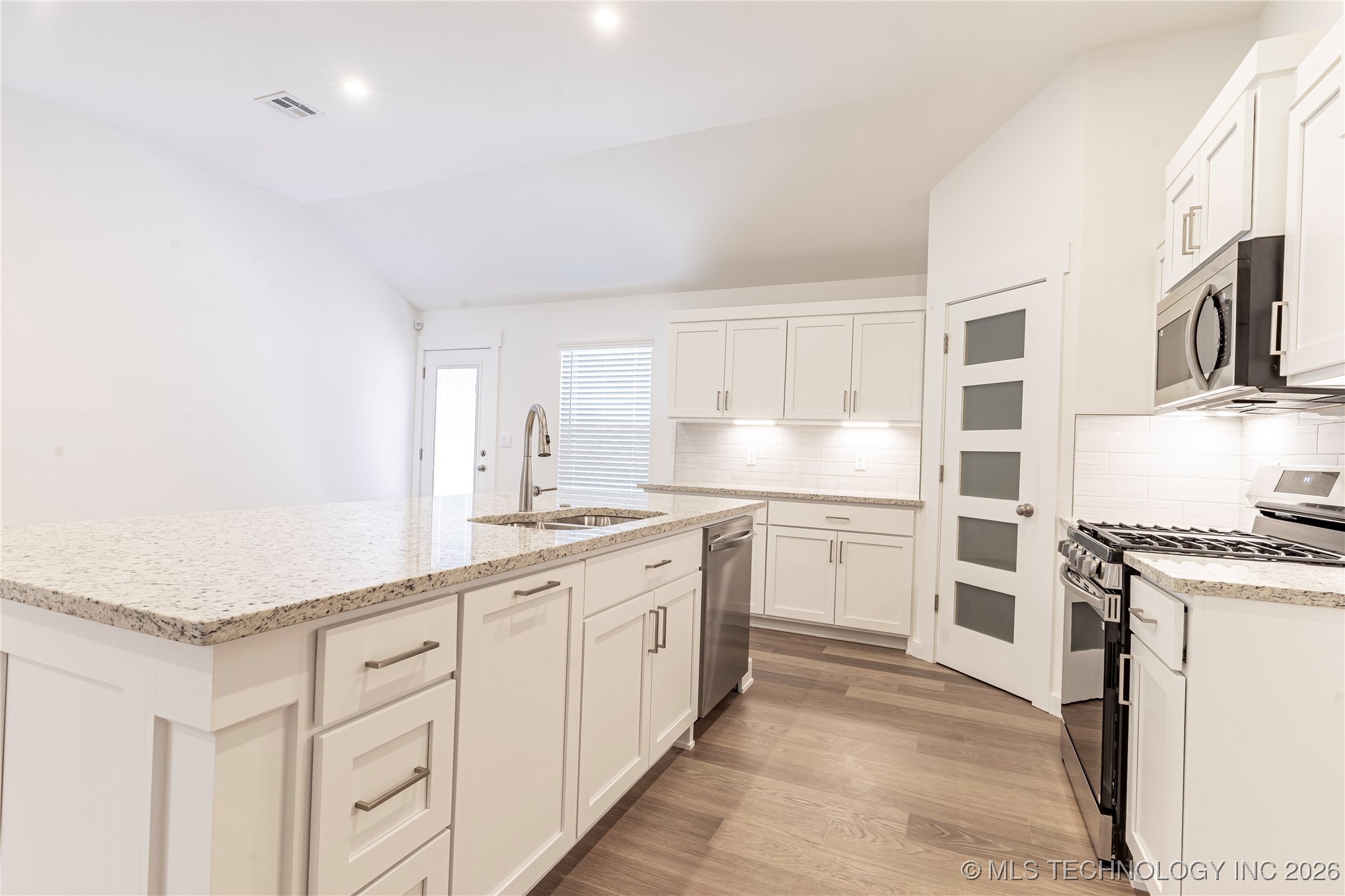 15030 S Poplar Street Property Photo 8