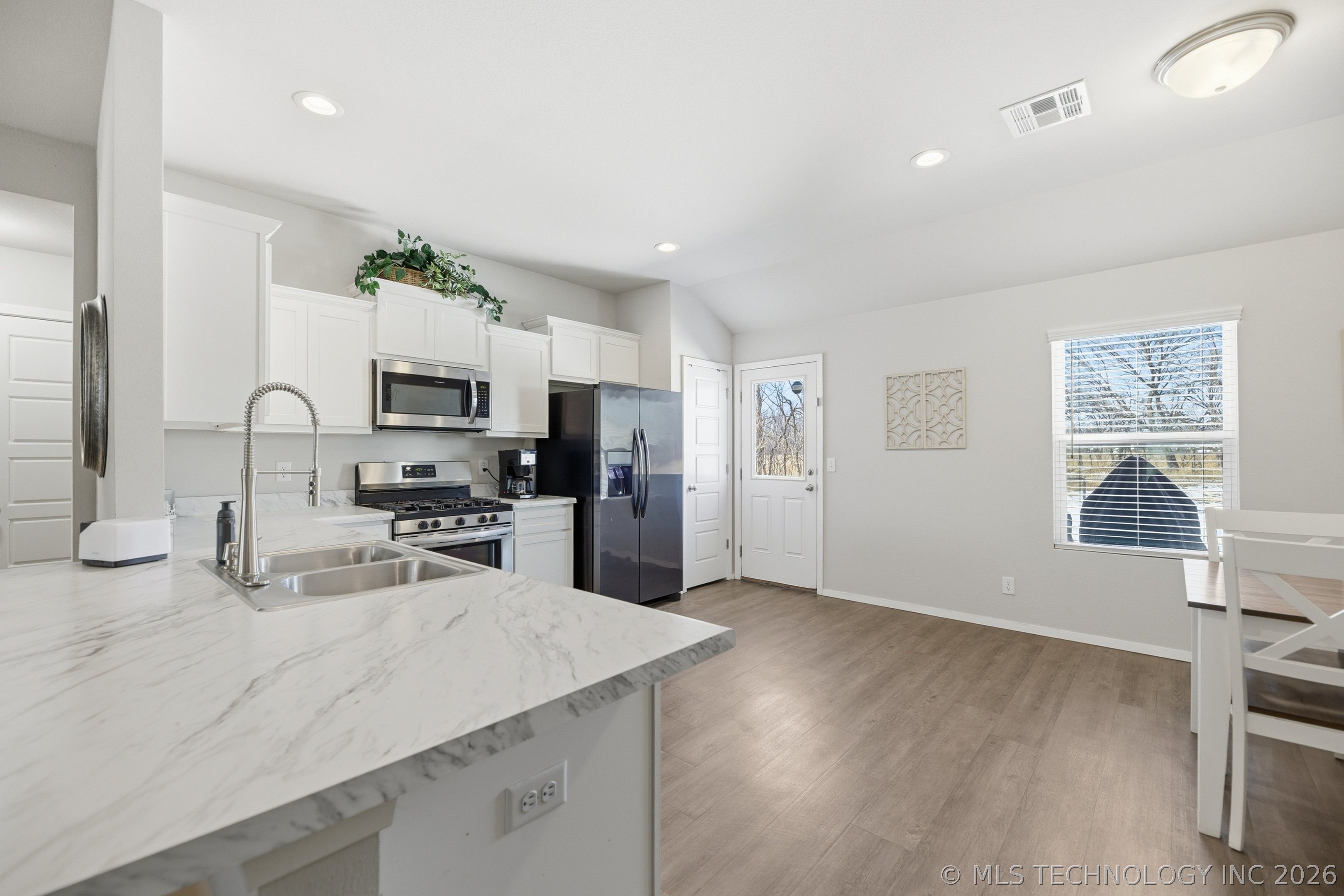 15752 S 74 Avenue E Property Photo 6