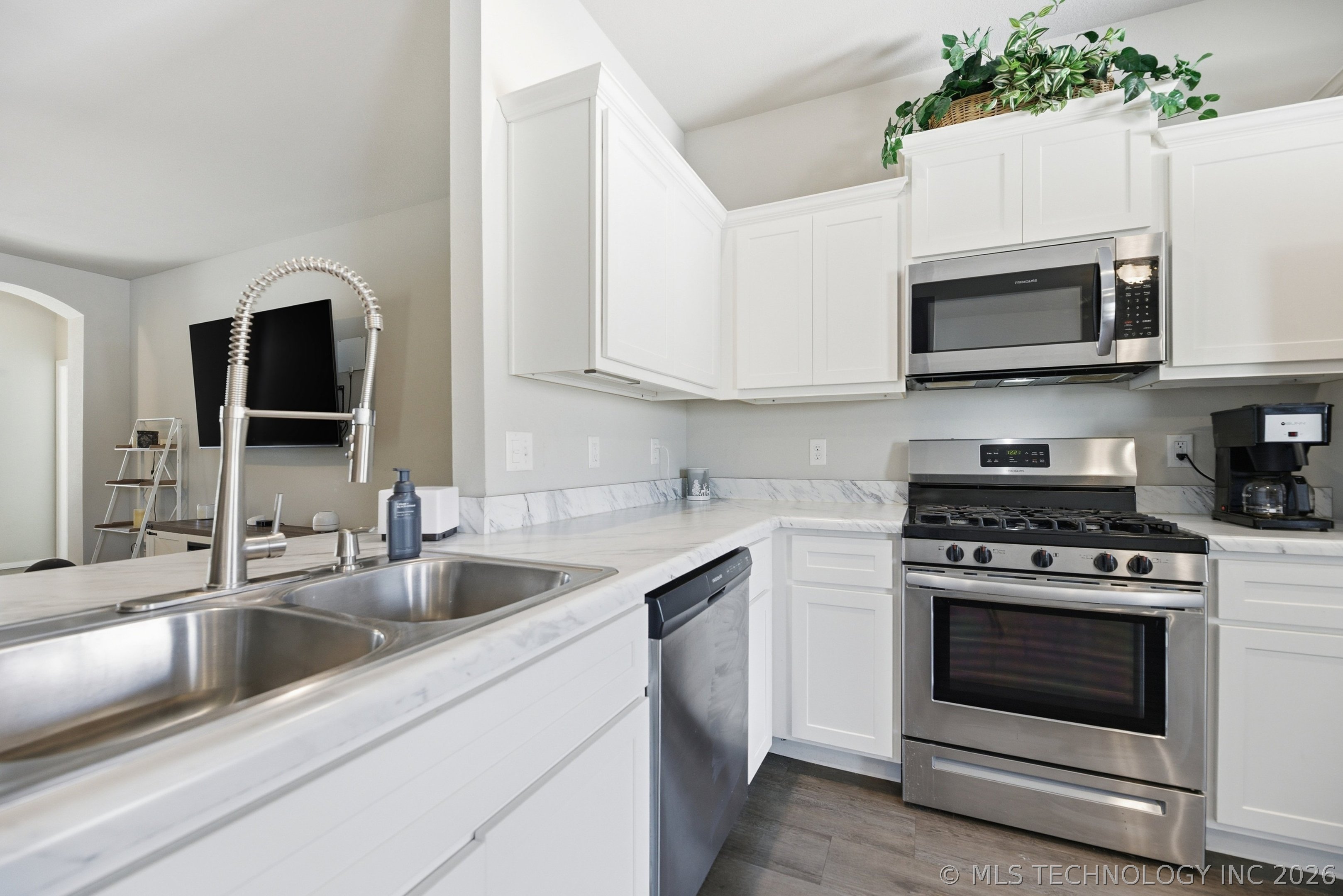 15752 S 74 Avenue E Property Photo 8