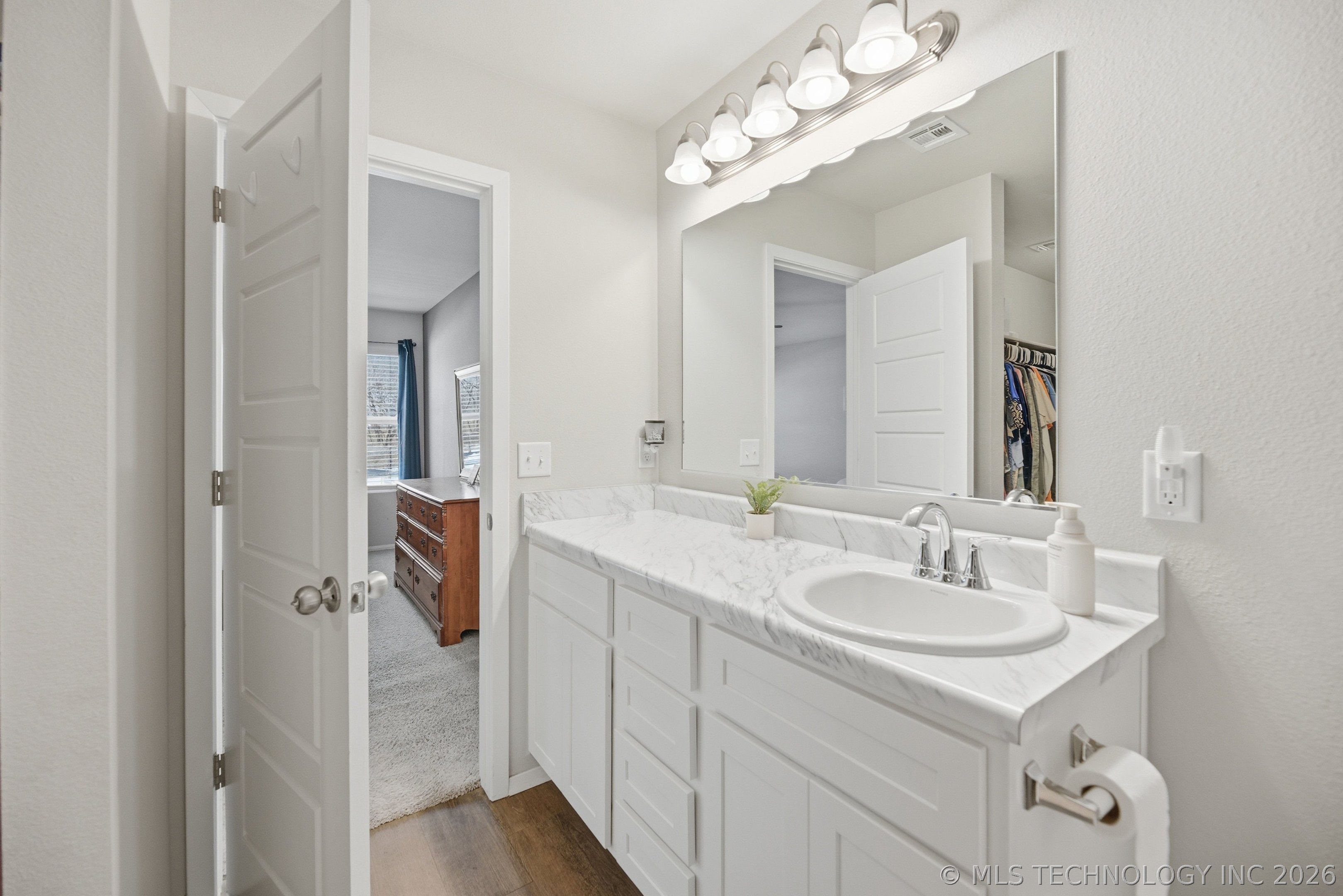 15752 S 74 Avenue E Property Photo 15