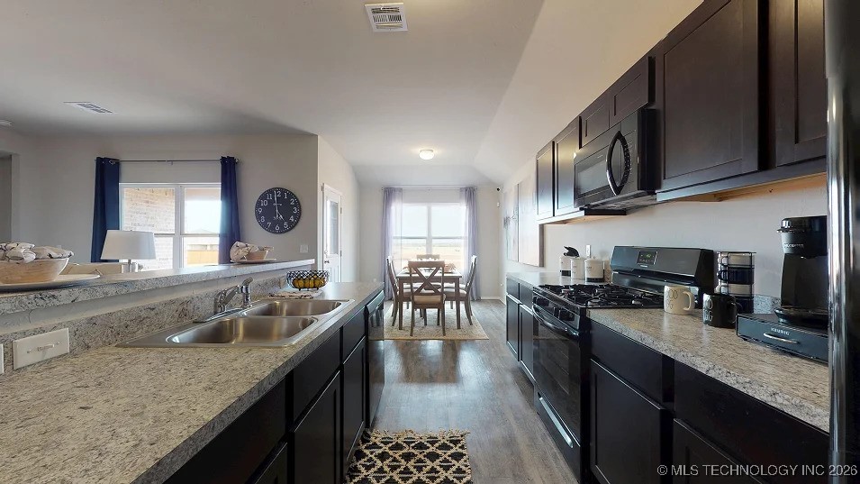 7117 S Maple Avenue Property Photo 10